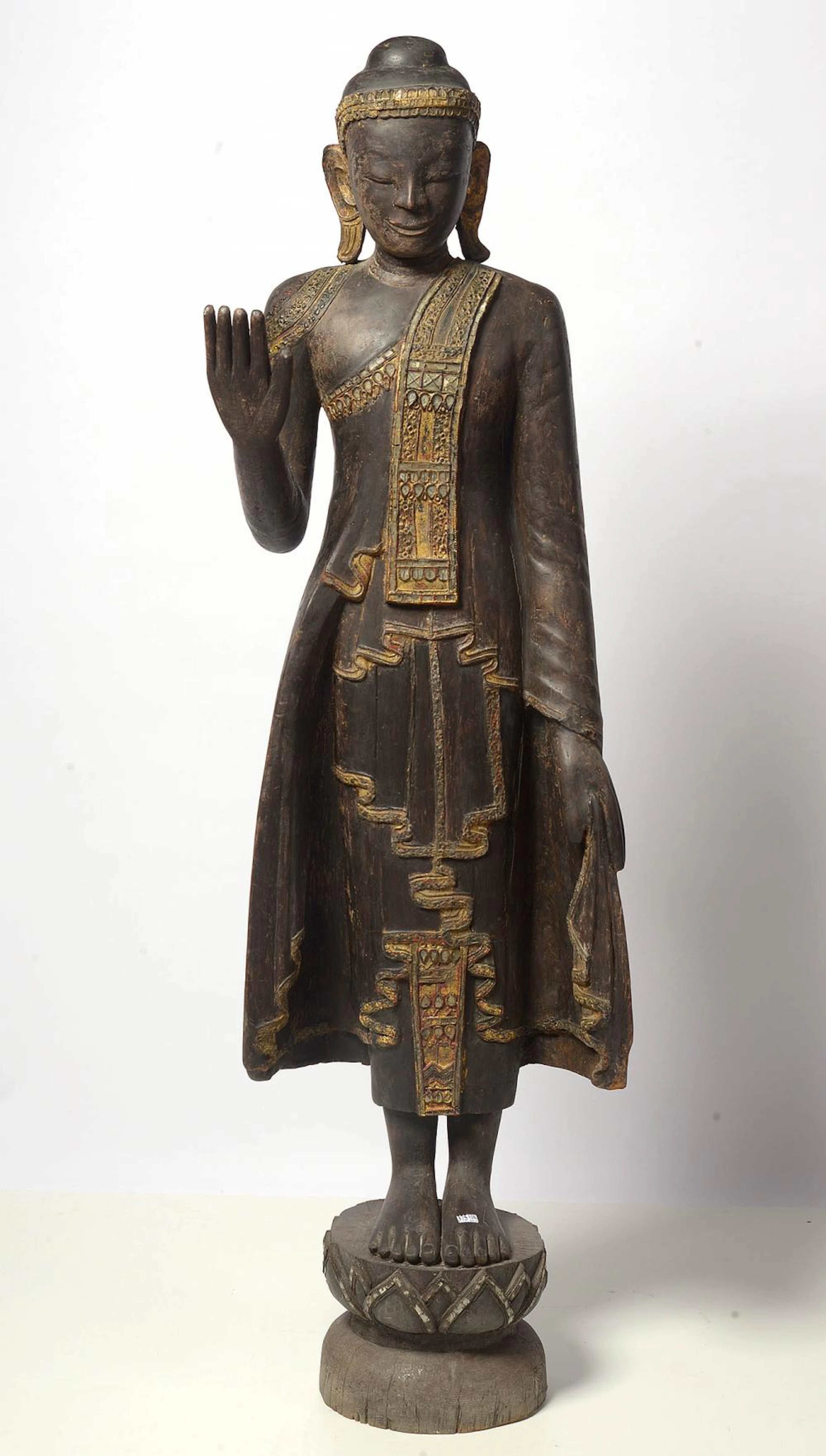 Art Asiatique Grand "Bouddha debout" en bois sculpté, laqué et doré