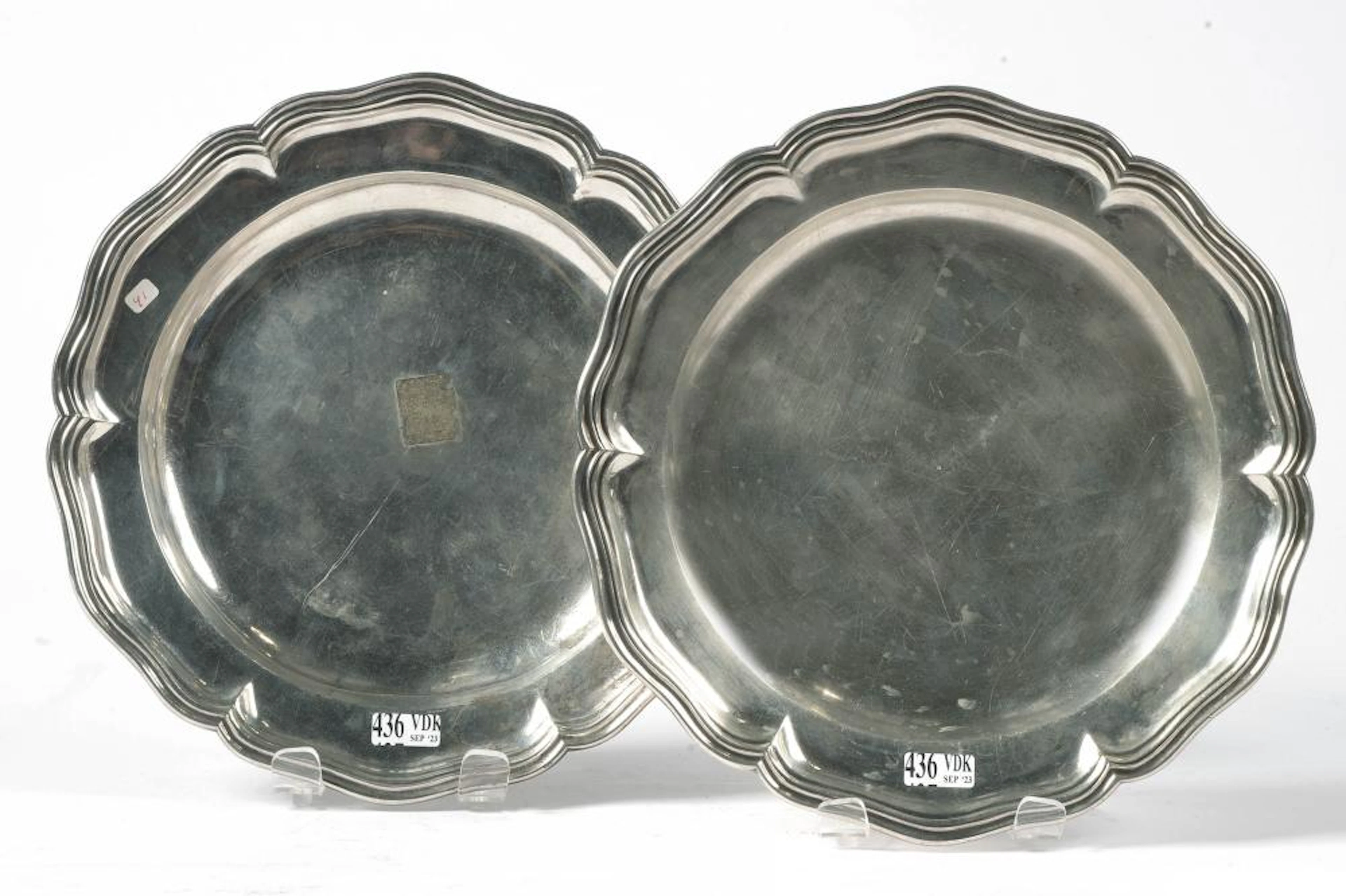Argenterie Paire d'assiettes chantournées en argent aux poinçons de
