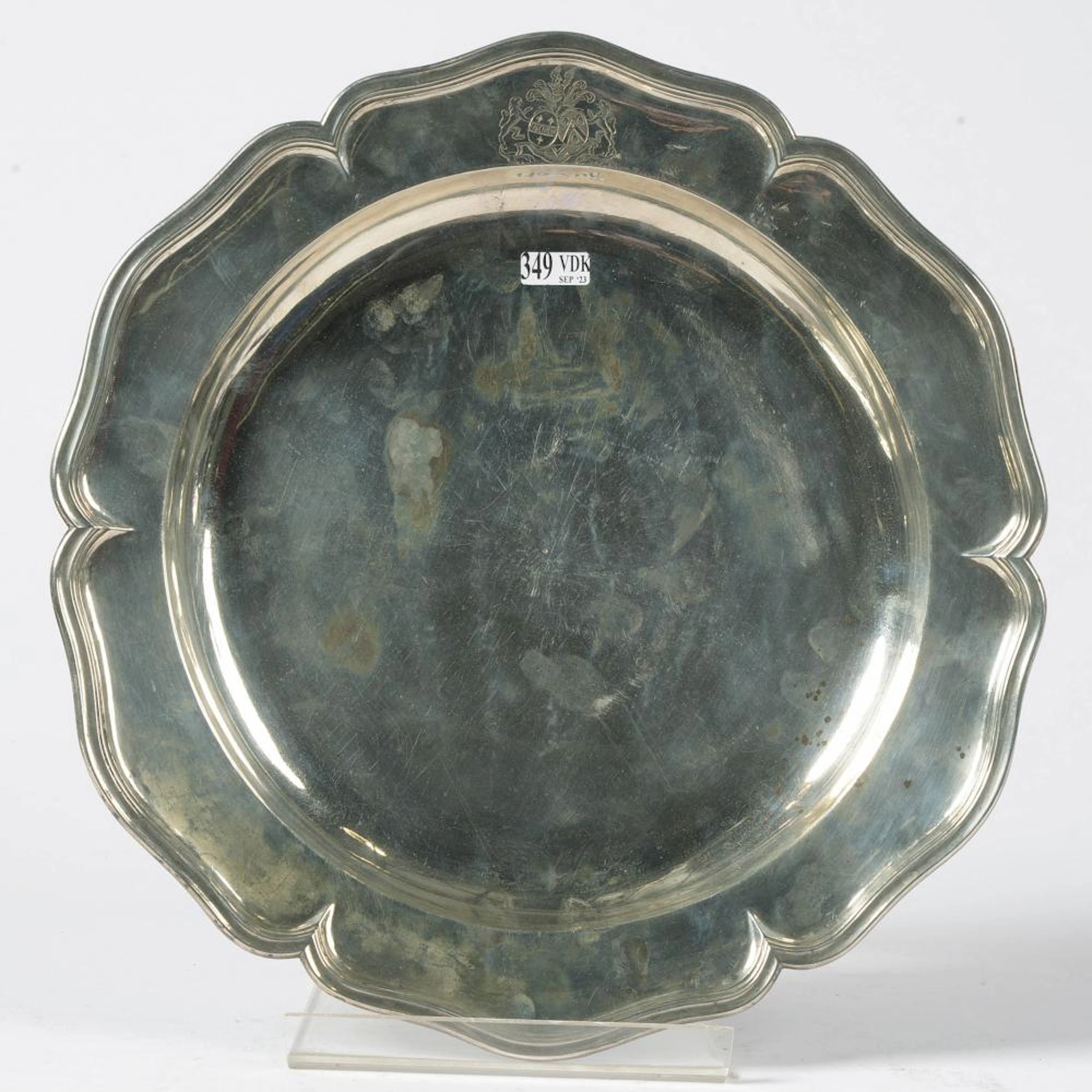 Argenterie Grand plat creux chantourné aux armes de François van der