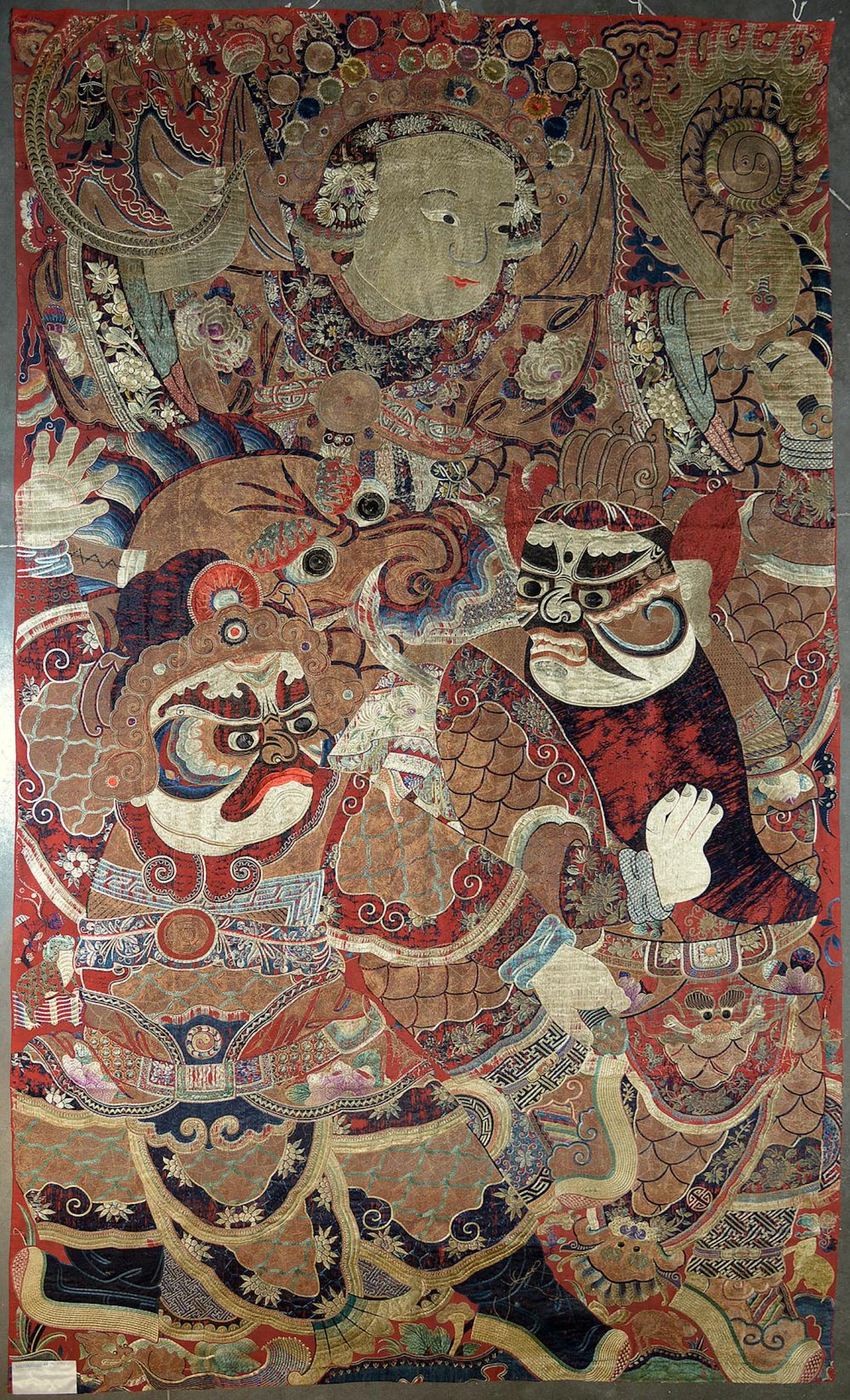 Art chinois Importante broderie de soie, fils d'or et d'argent à déc