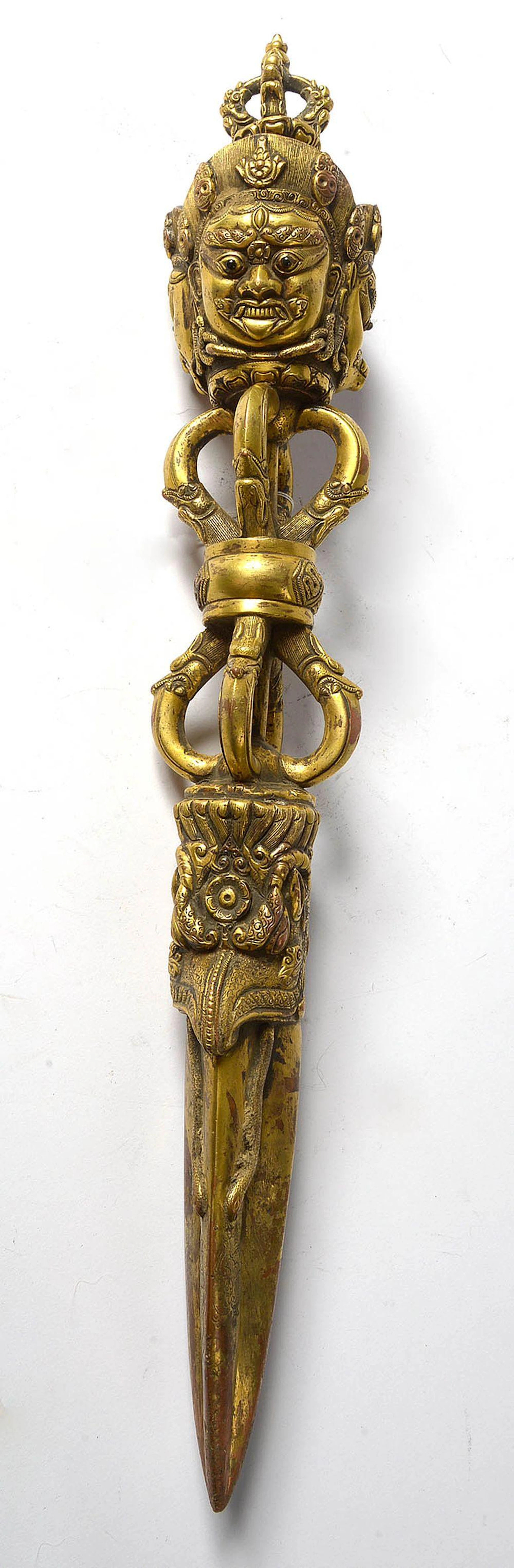 Grand "Phurba", dague rituelle en cuivre doré surmonté de "Têtes de divini