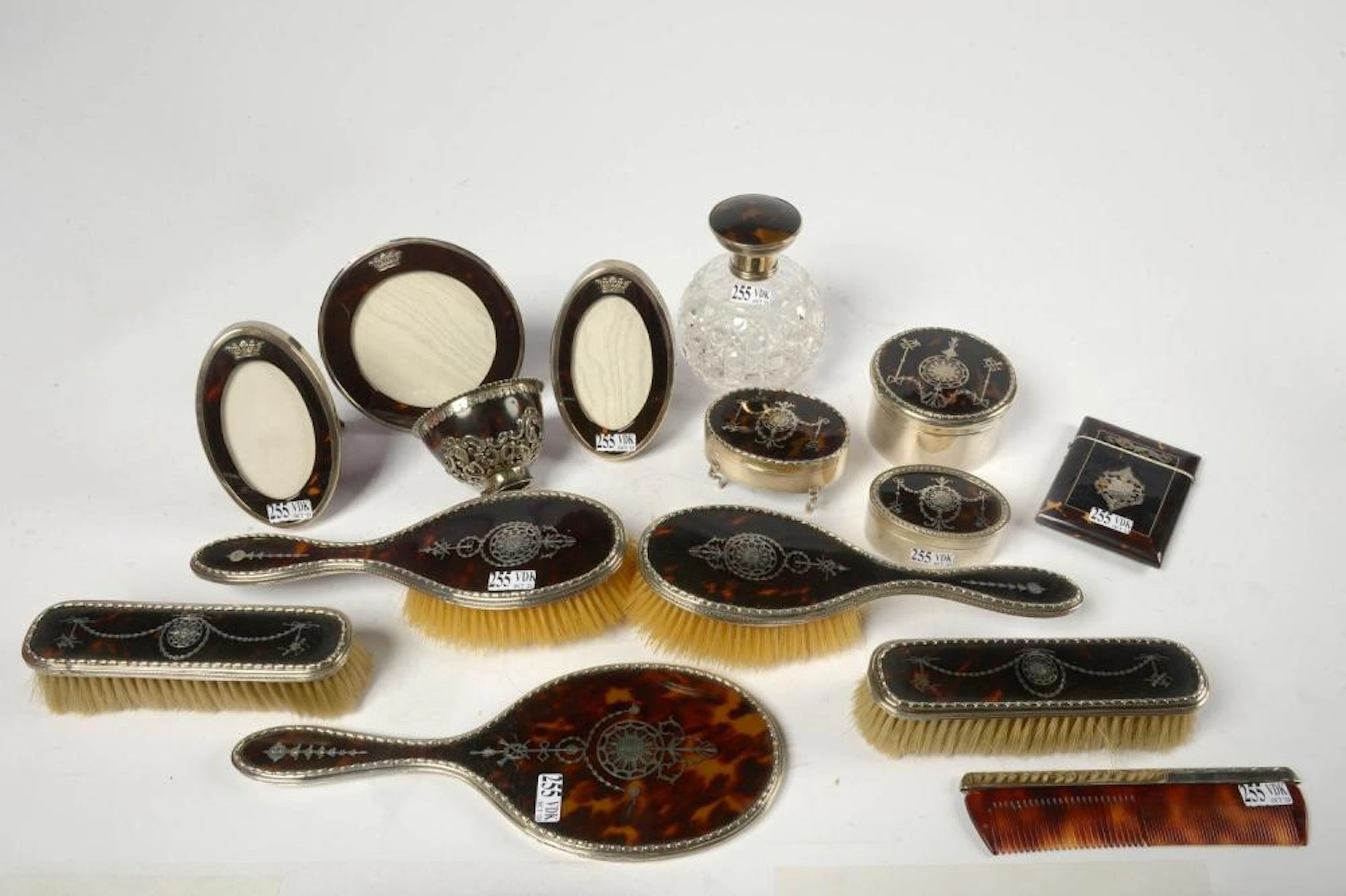 Lot de 15 comprenant: un nécessaire de toilette de 10 pièces : un flacon,