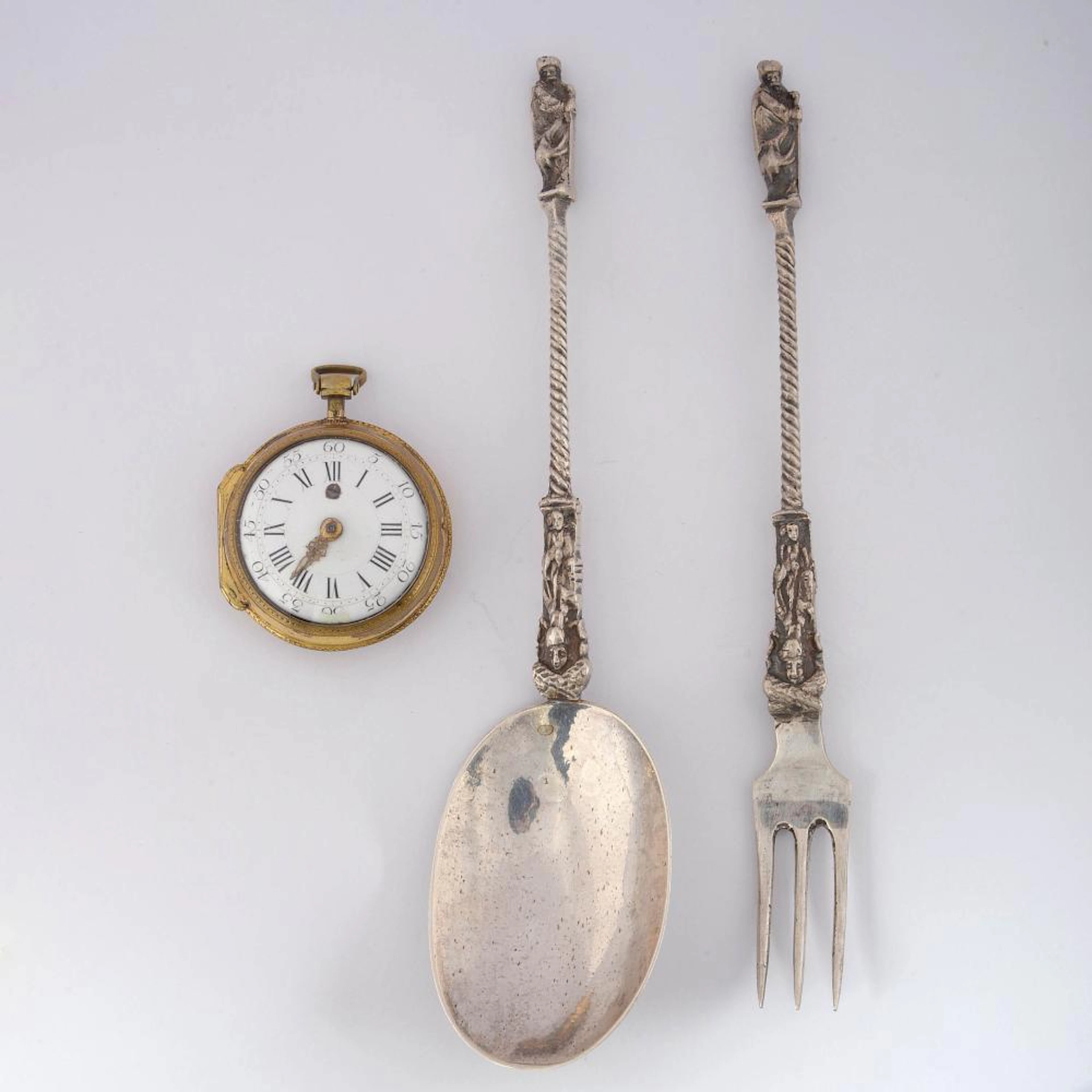 Objets de vitrine Lot de trois comprenant une montre gousset en pomp