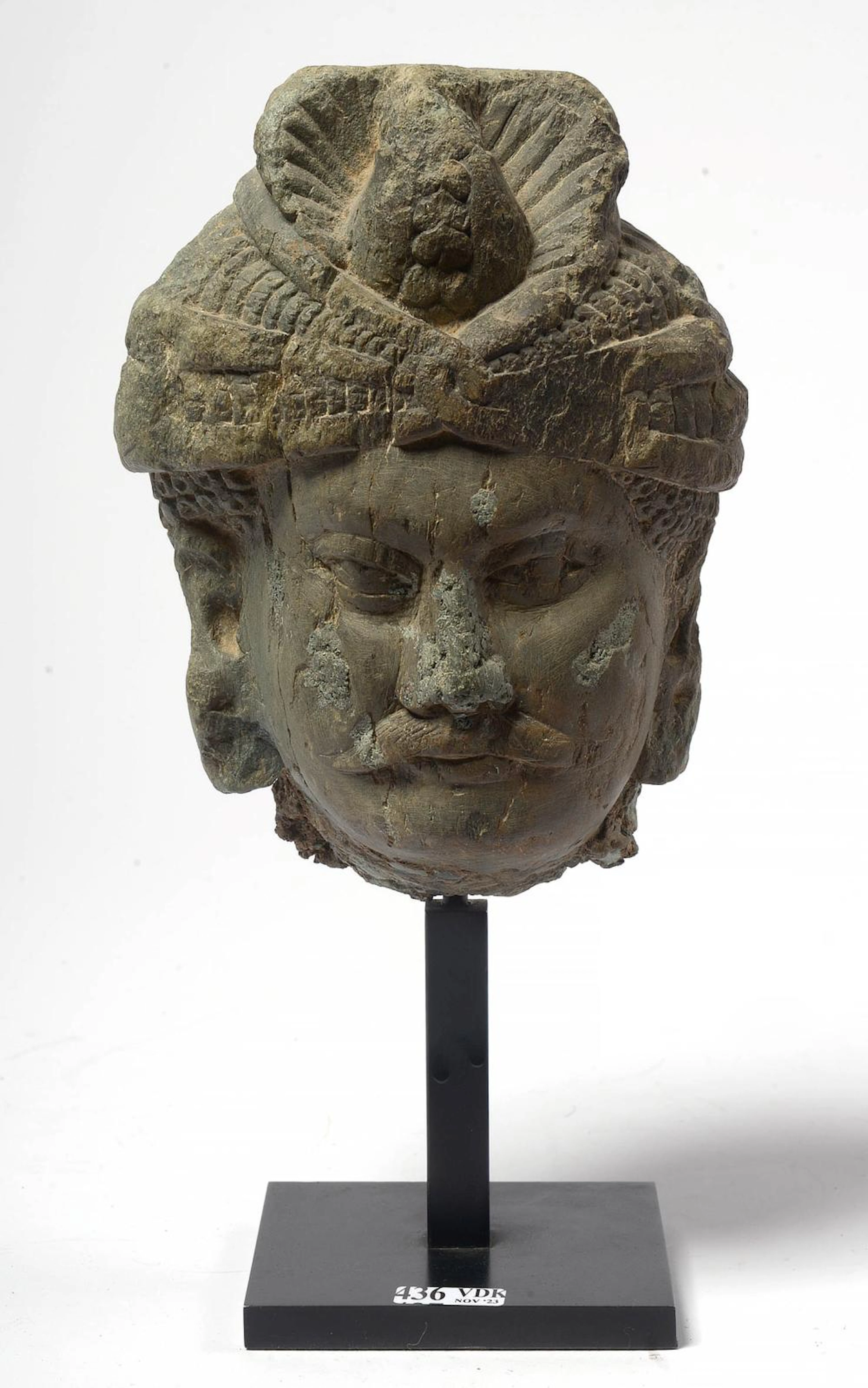 Art Asiatique "Tête de guerrier kushan" en schiste vert sculpté. Tra