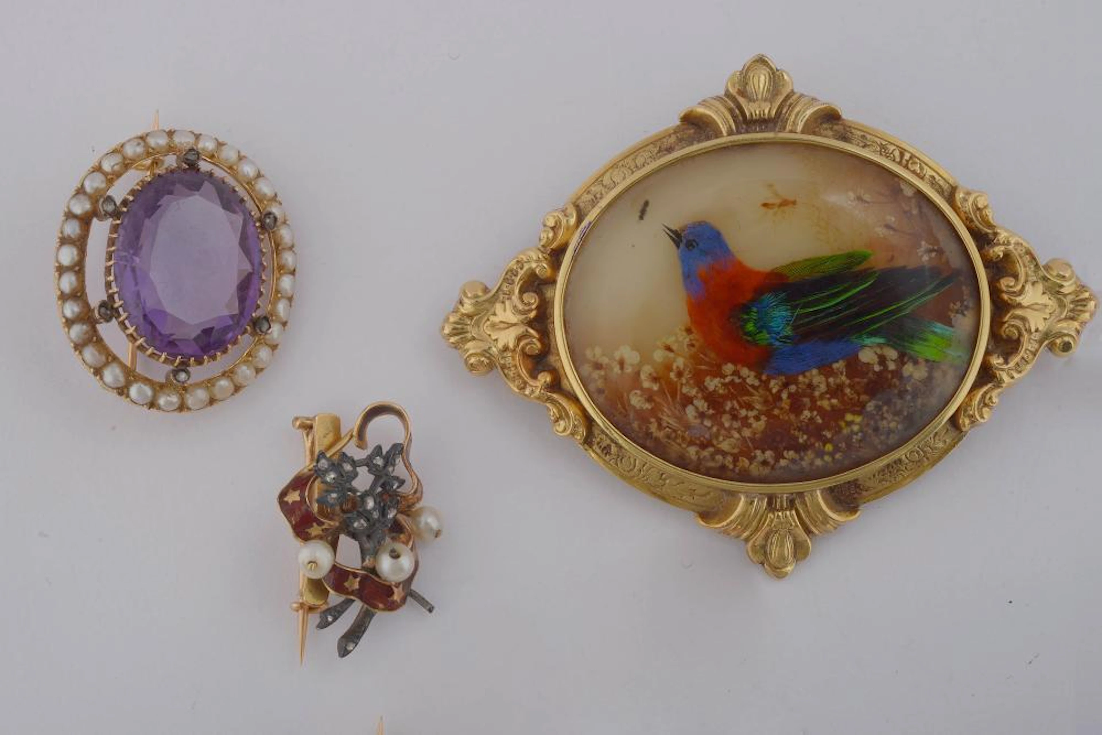 Joaillerie Trois broches en or jaune 18 carats: Une broche sertie d'