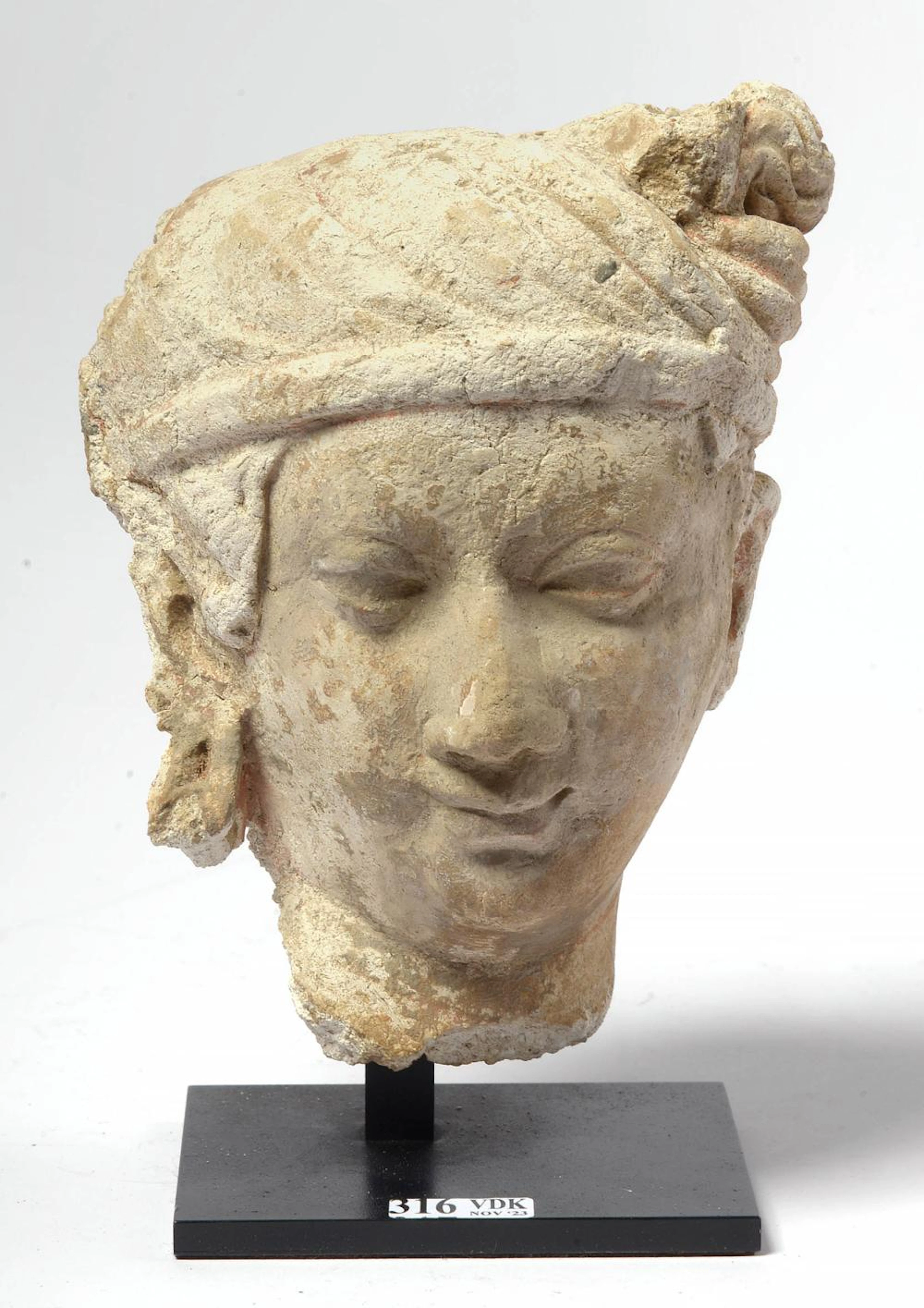 Art Asiatique Tête en stuc avec traces de polychromie sur un support