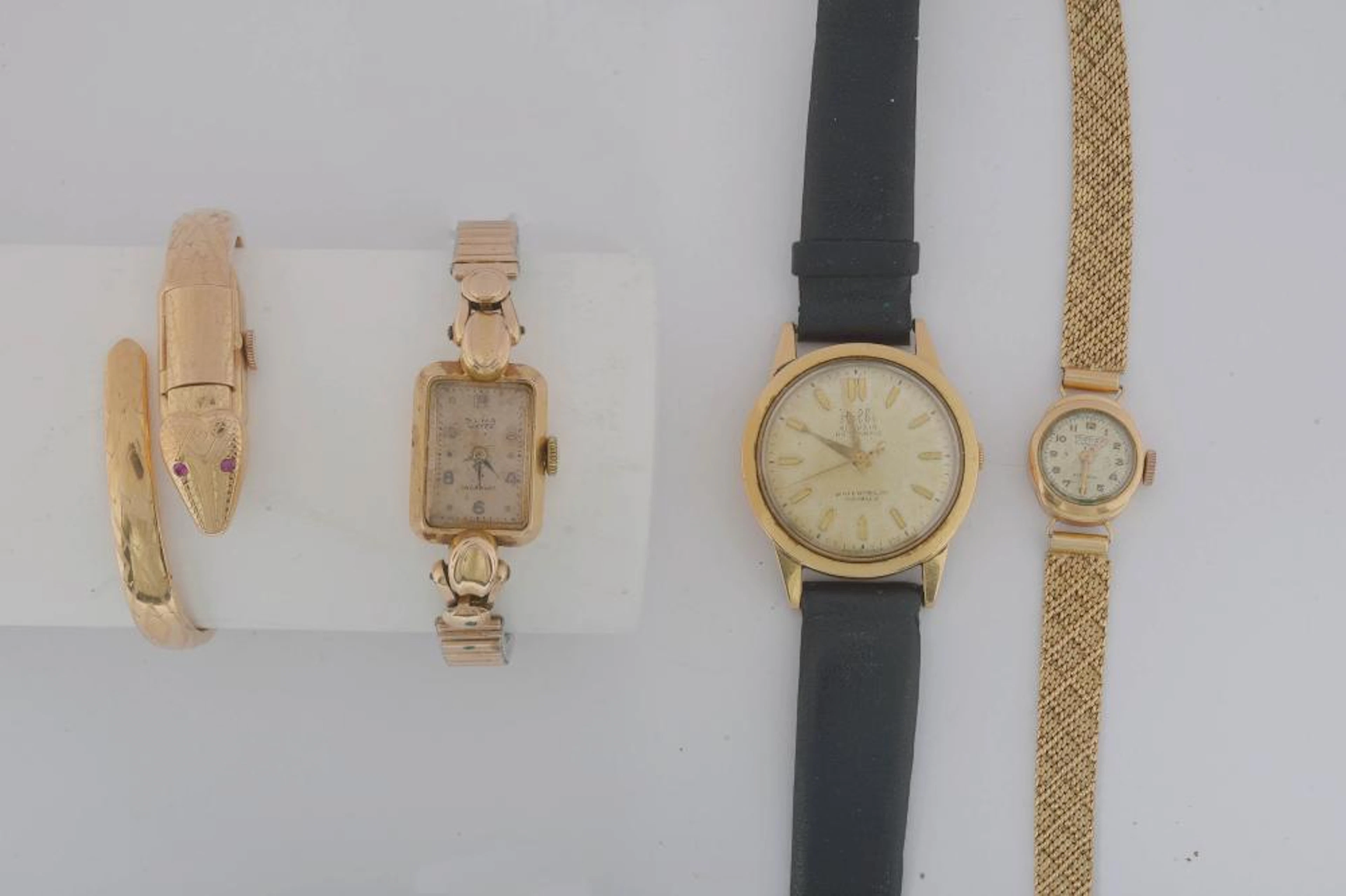 Horlogerie Quatre montres en or jaune 18 carats: Une montre en forme