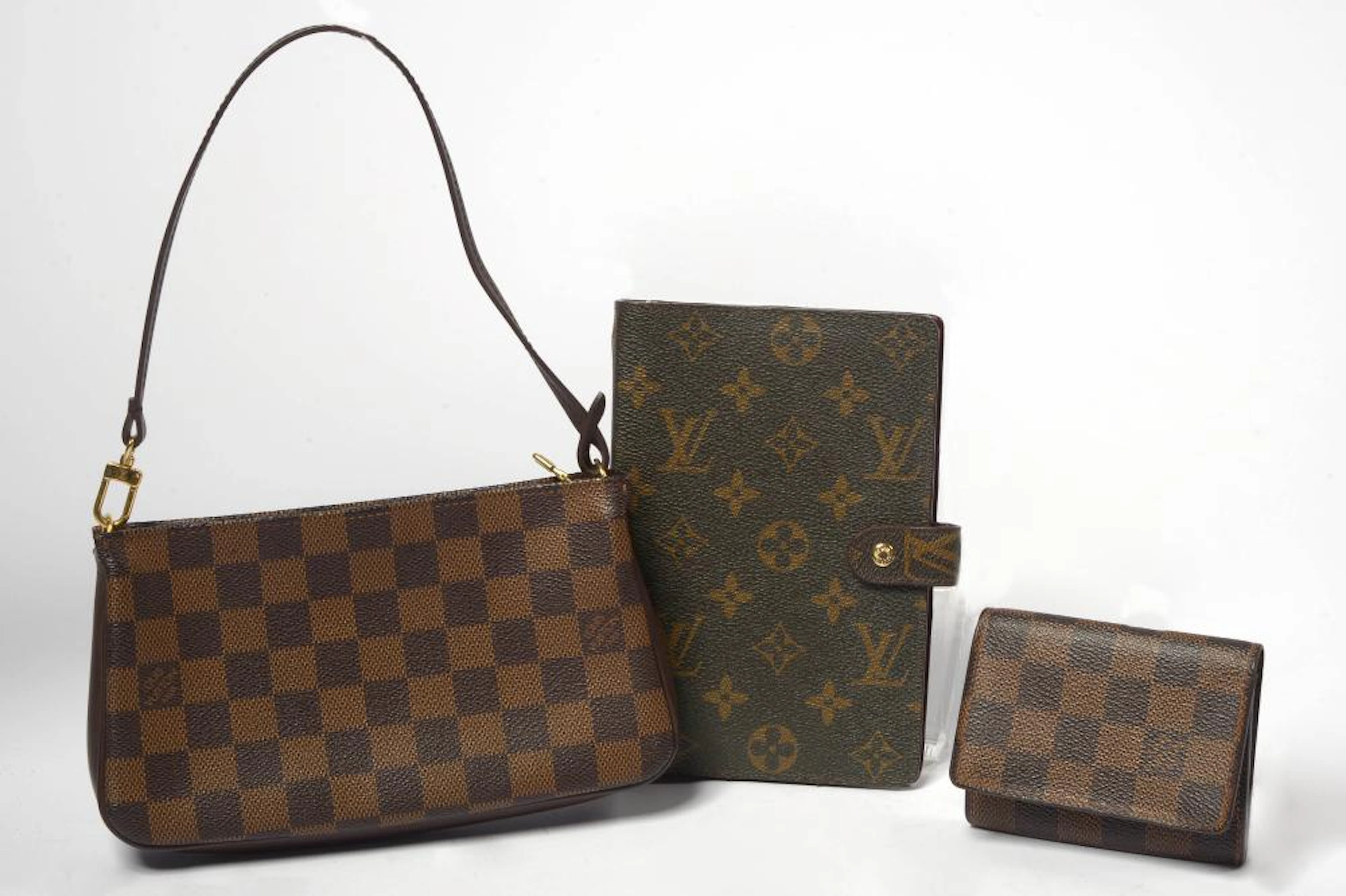 Vintage et Haute Couture LOUIS VUITTON Lot de trois comprenant: un pe