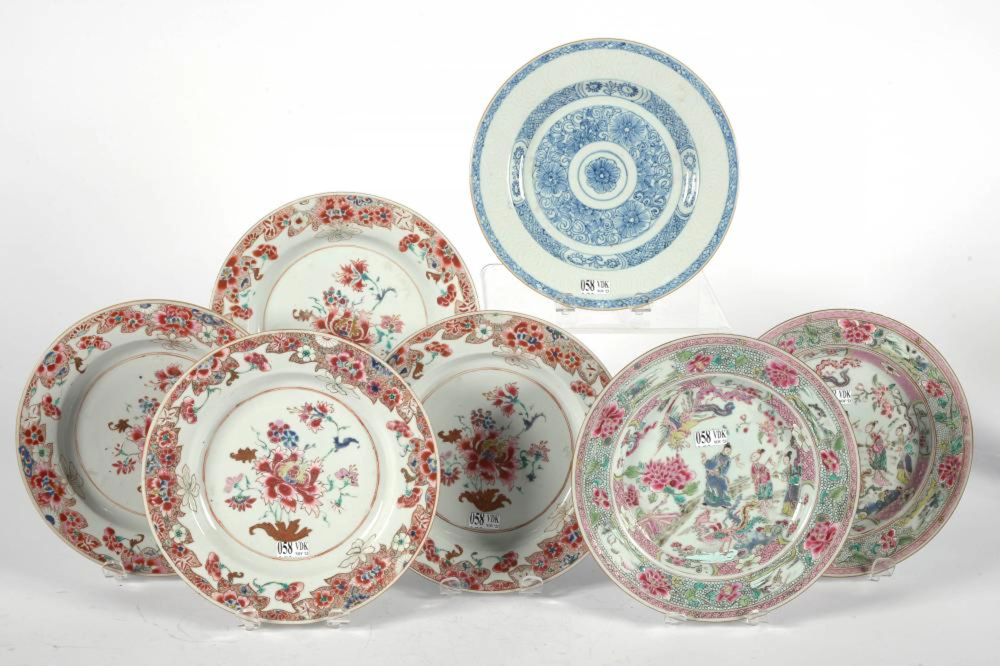 Art chinois Lot de sept assiettes en porcelaine polychrome et bleue