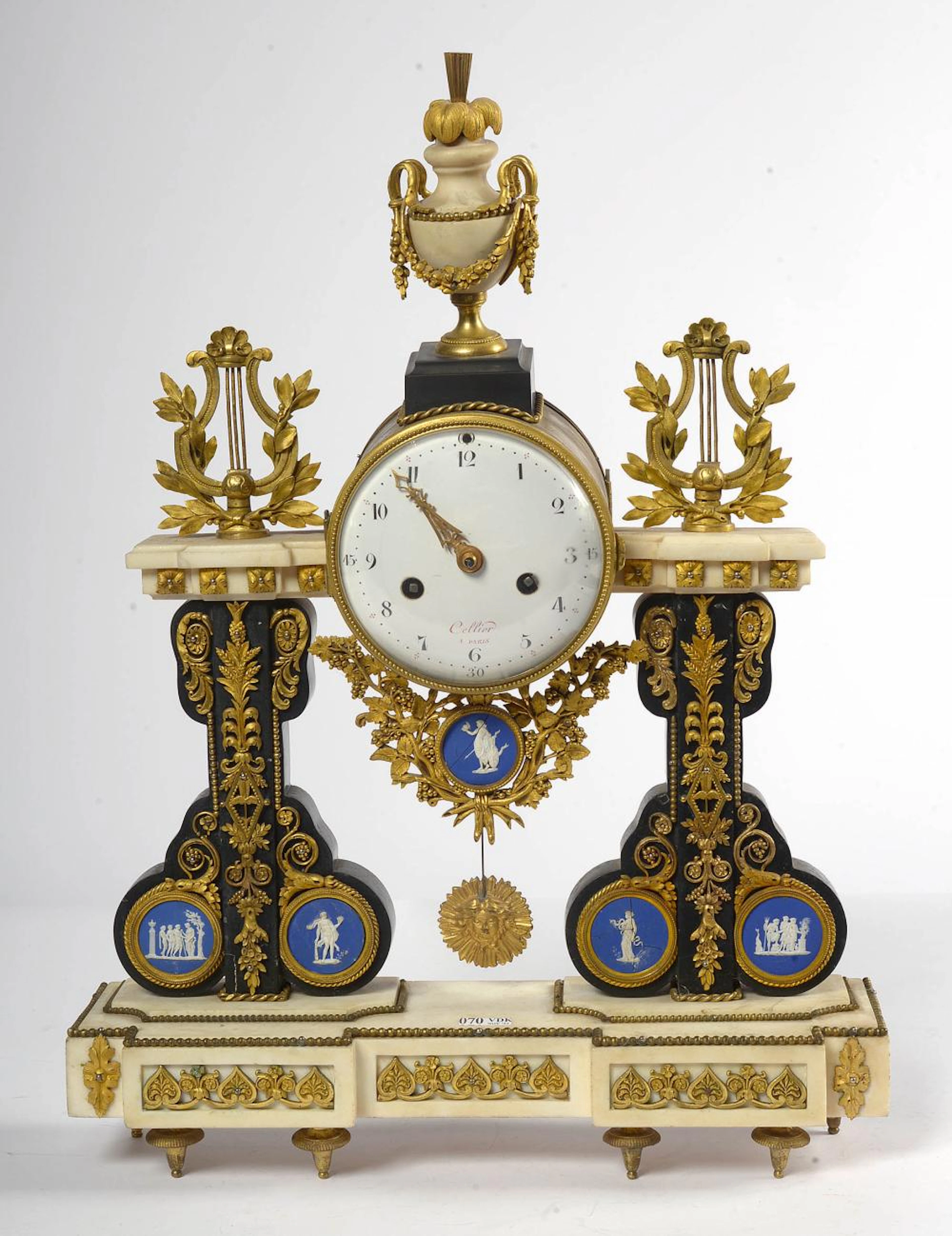 Horlogerie Pendule portique Louis XVI en marbre blanc, noir et bronz
