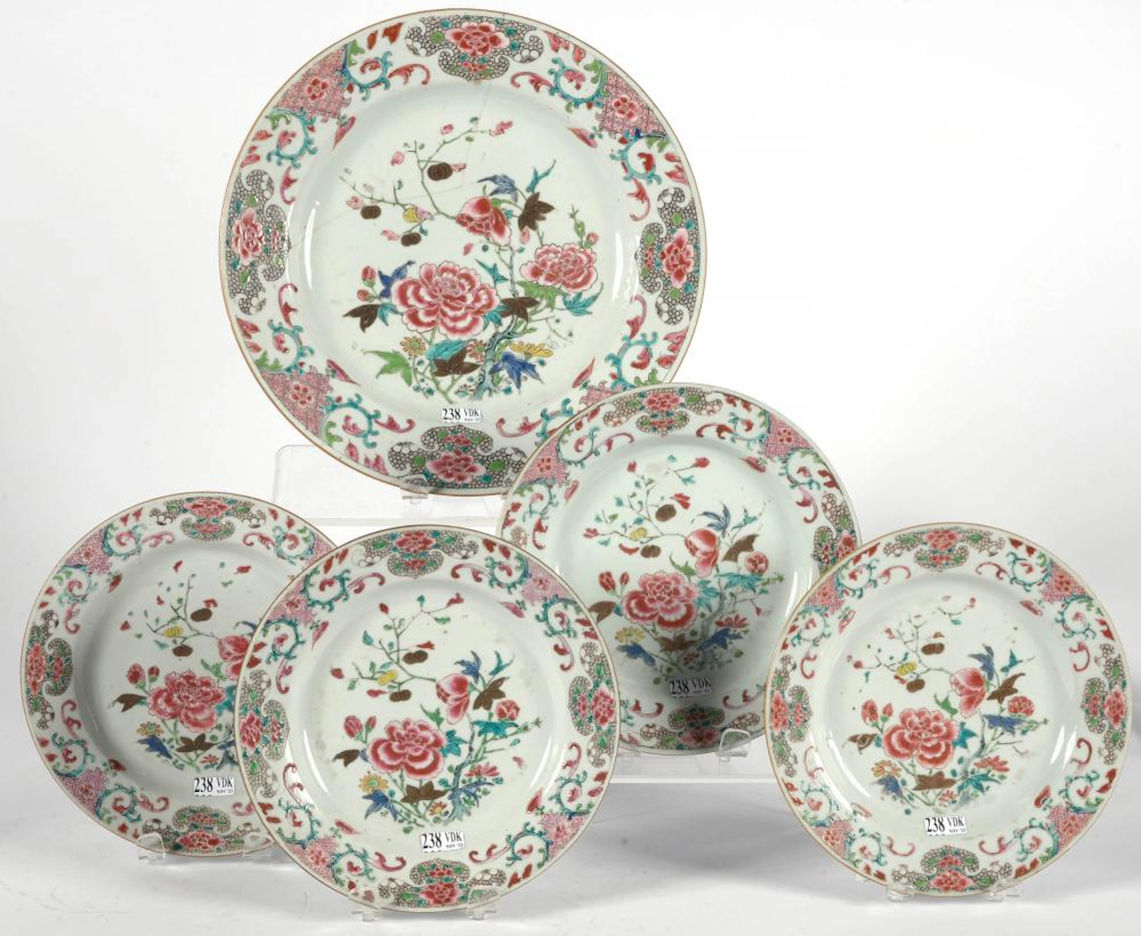 Art chinois Lot de cinq comprenant: une suite de quatre assiettes et