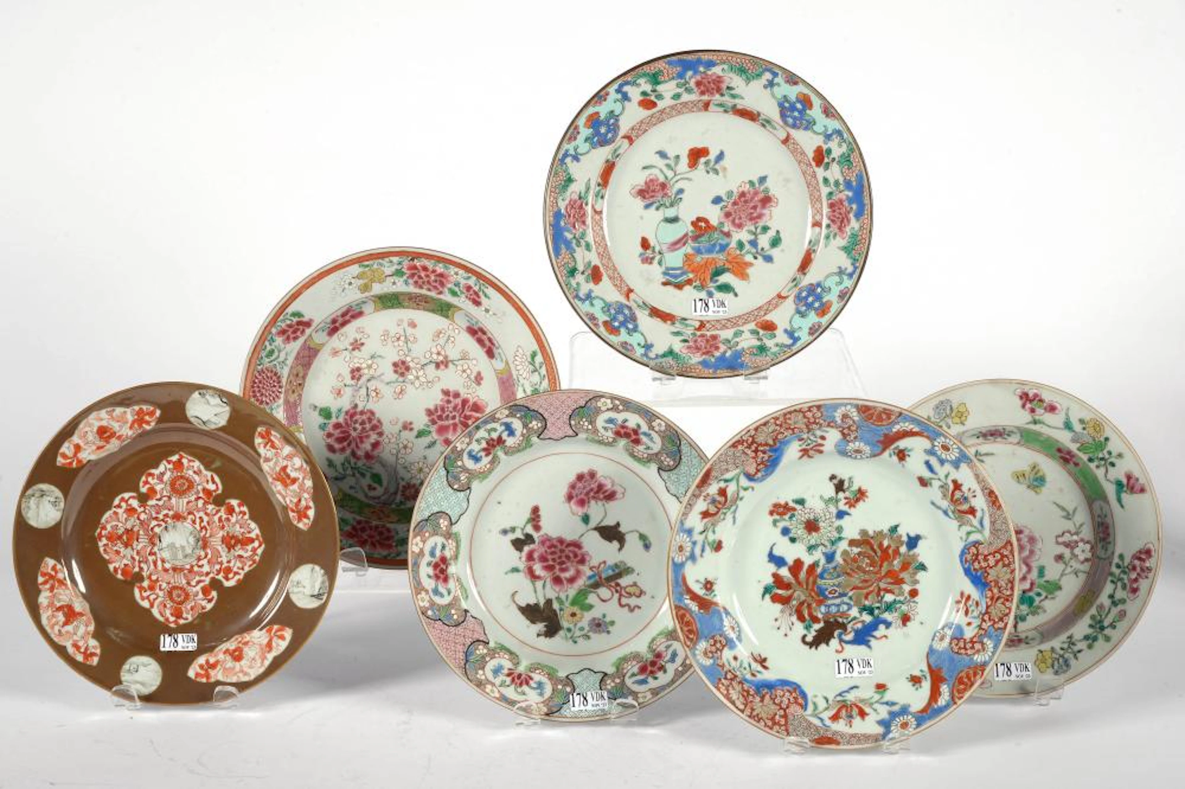 Art chinois Lot de six assiettes en porcelaine polychrome de Chine d