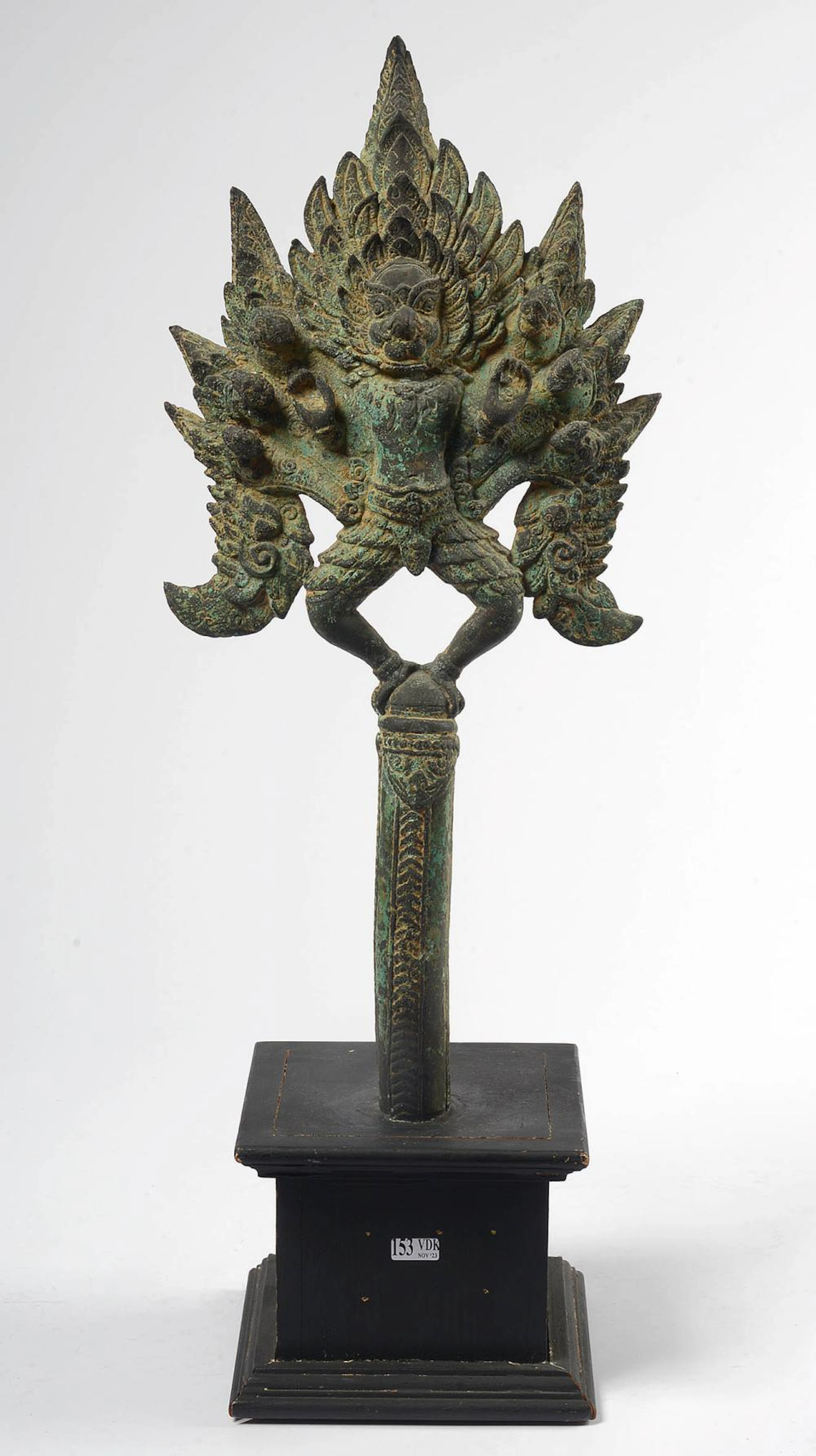 Art Asiatique "Divinité zoomorphe au visage d'oiseau" sculpture arch