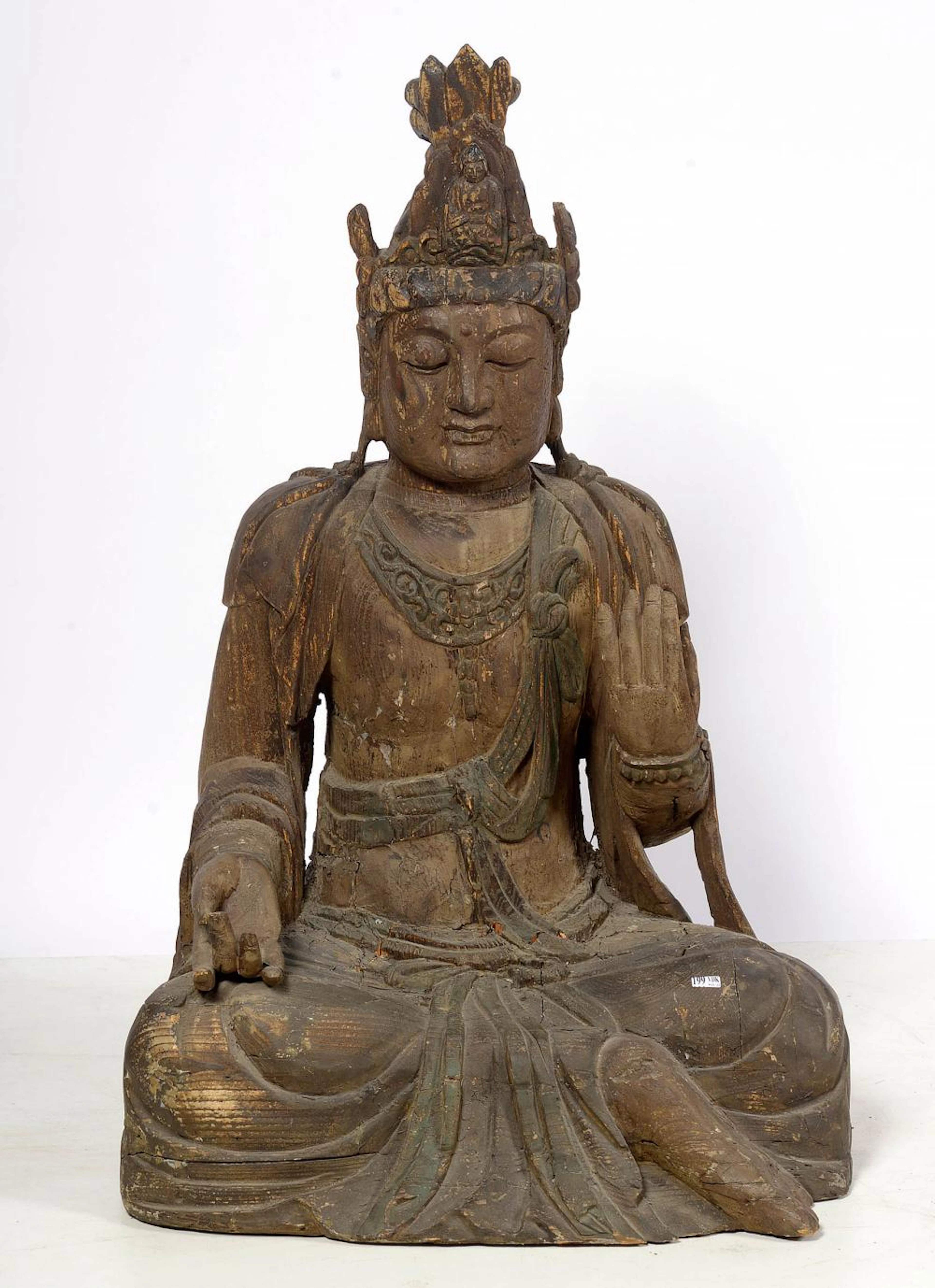 Art Asiatique "Grand Maitreya assis" en bois sculpté et portant des