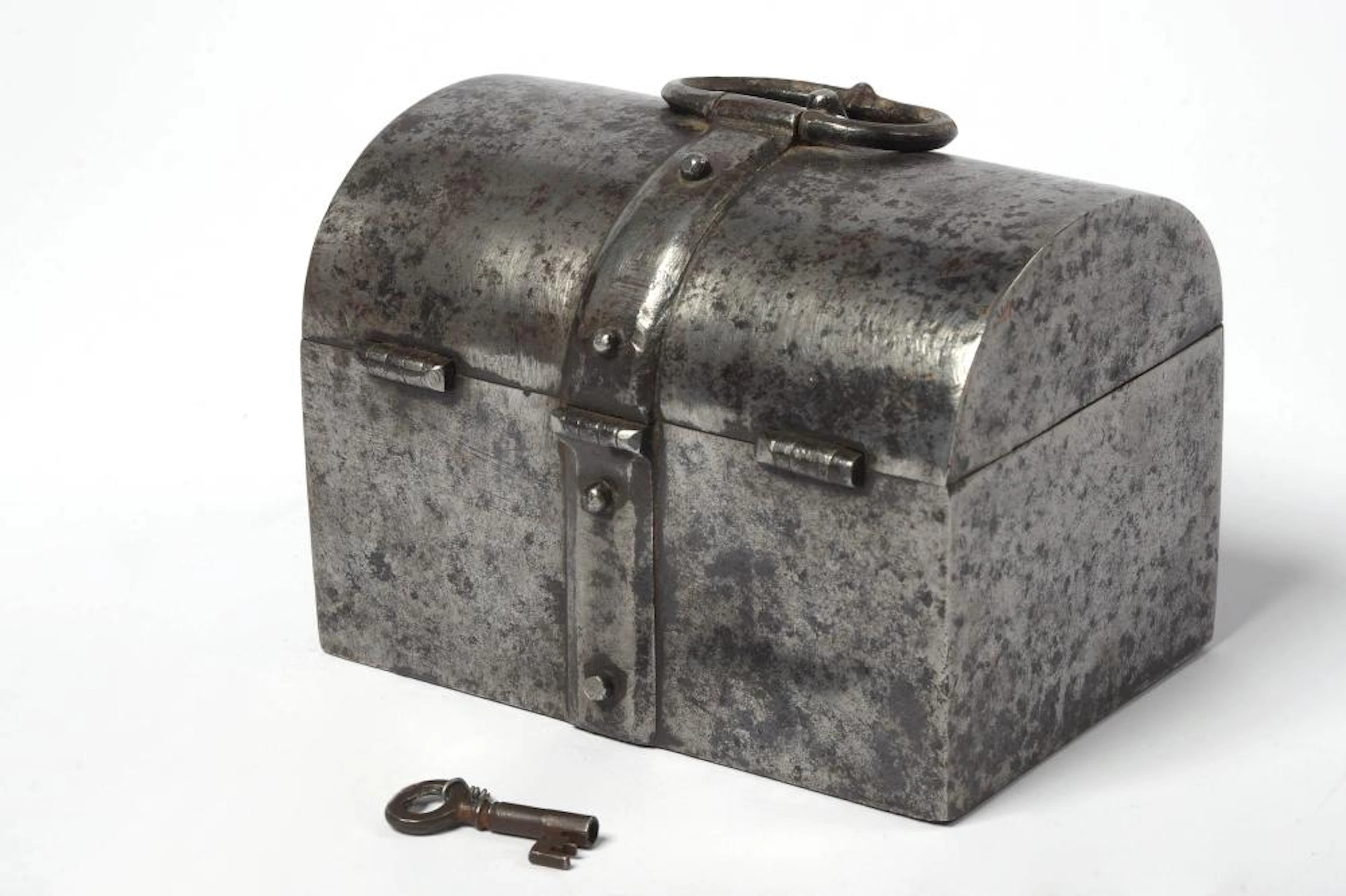 Haute Epoque Coffret dit "de messager" en fer forgé à couvercle bomb