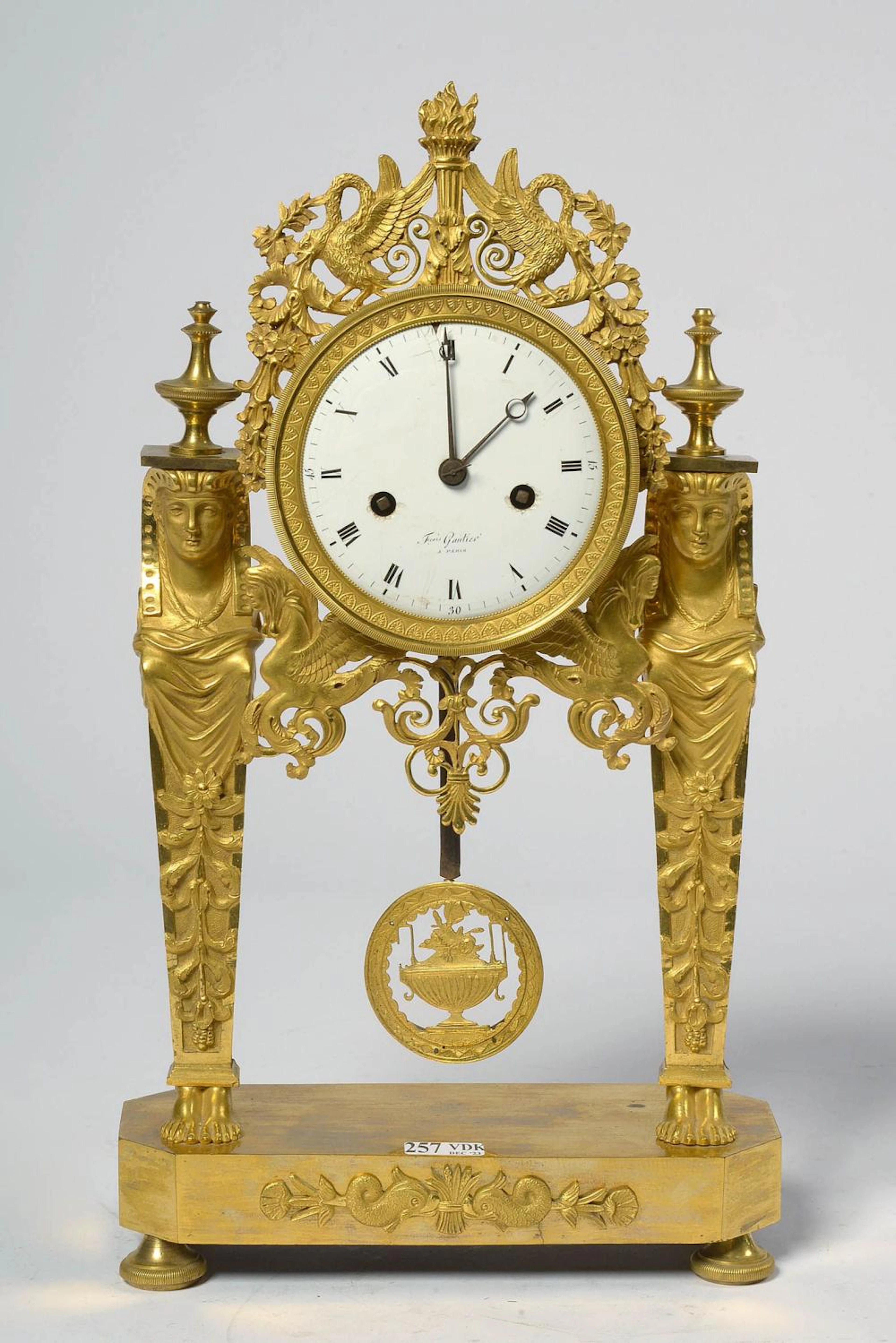 Pendule au décor "Retour d'Egypte" à deux "Cariati?