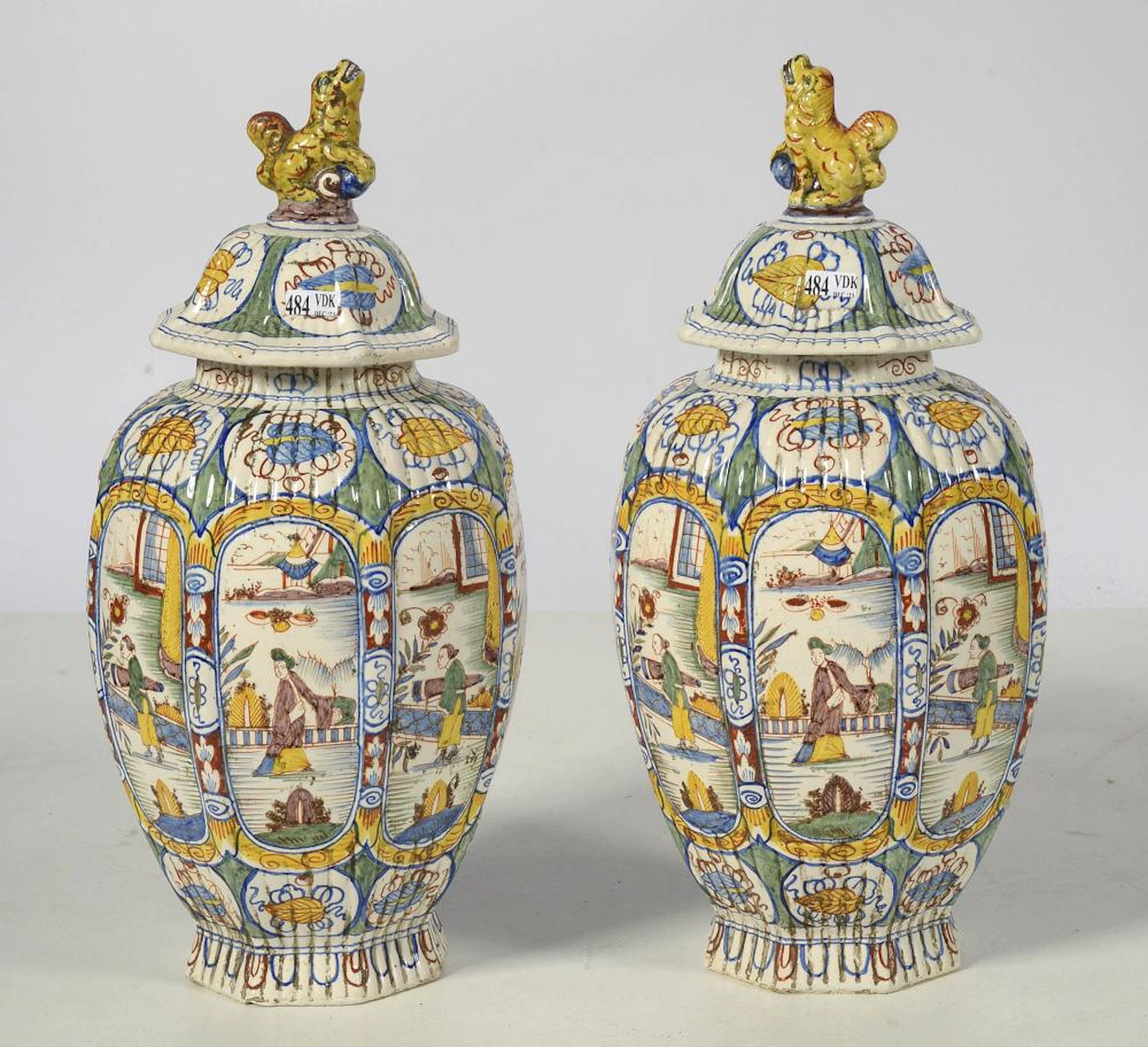Paire de potiches couvertes en faïence polychrome ?