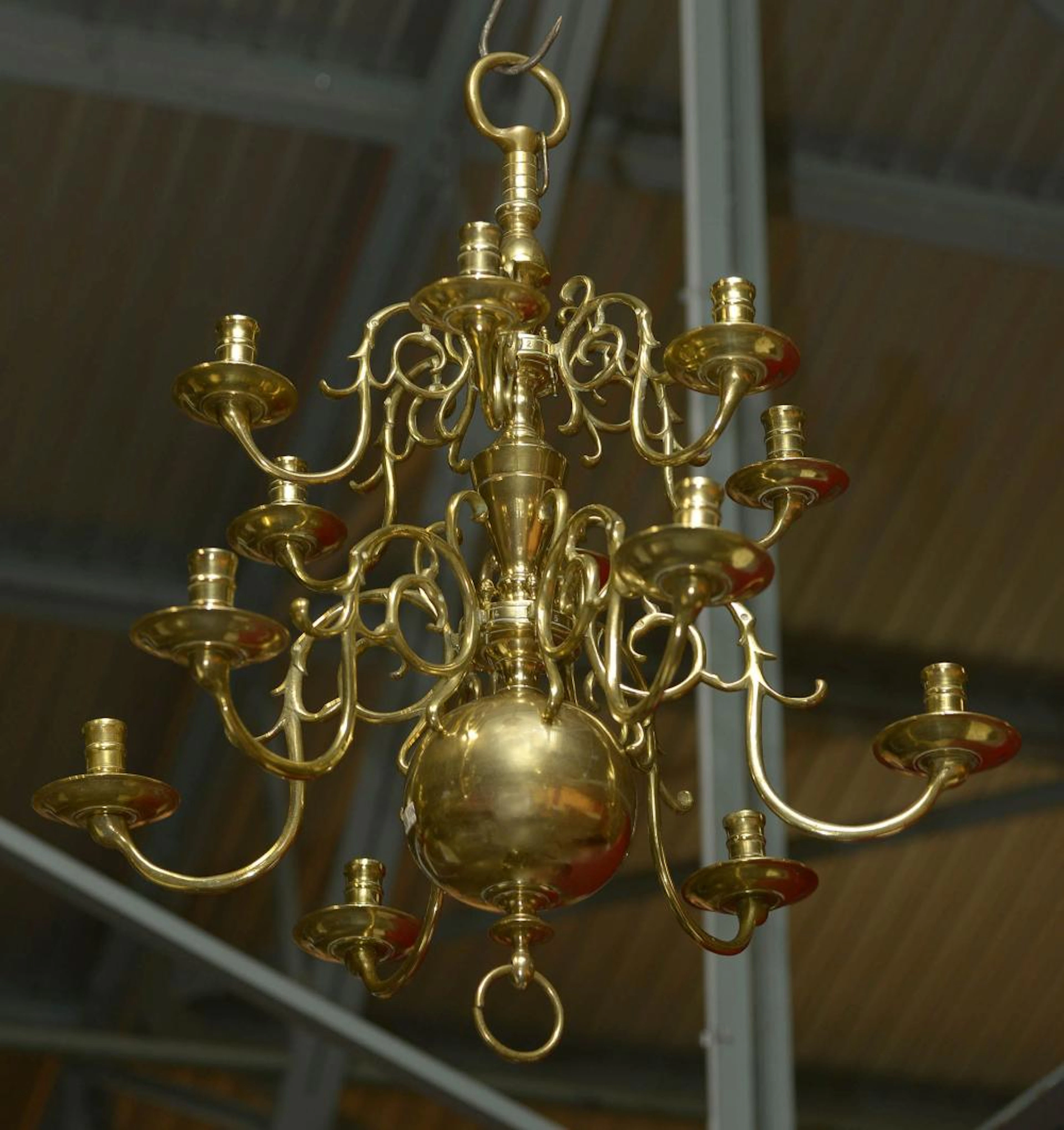 Lustre à 12 bras de lumières amovibles en laiton. ?
