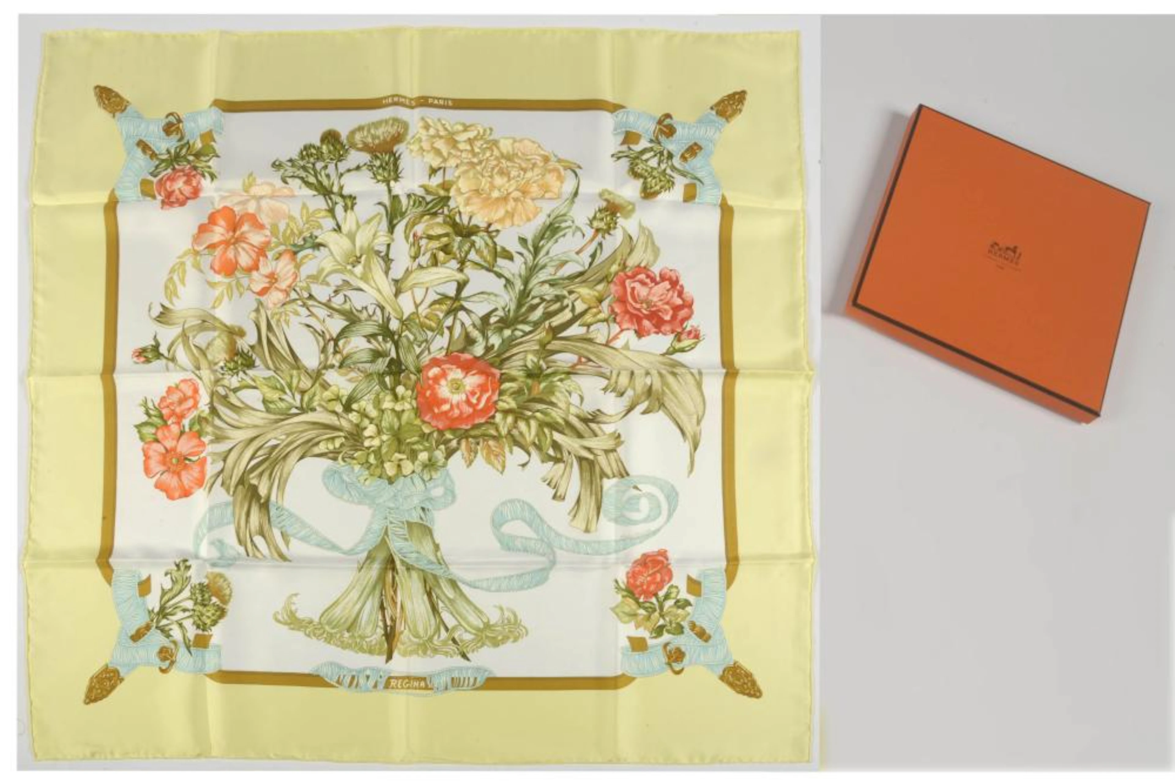 HERMES - PARIS Carré en soie de marque Hermès. Mod?