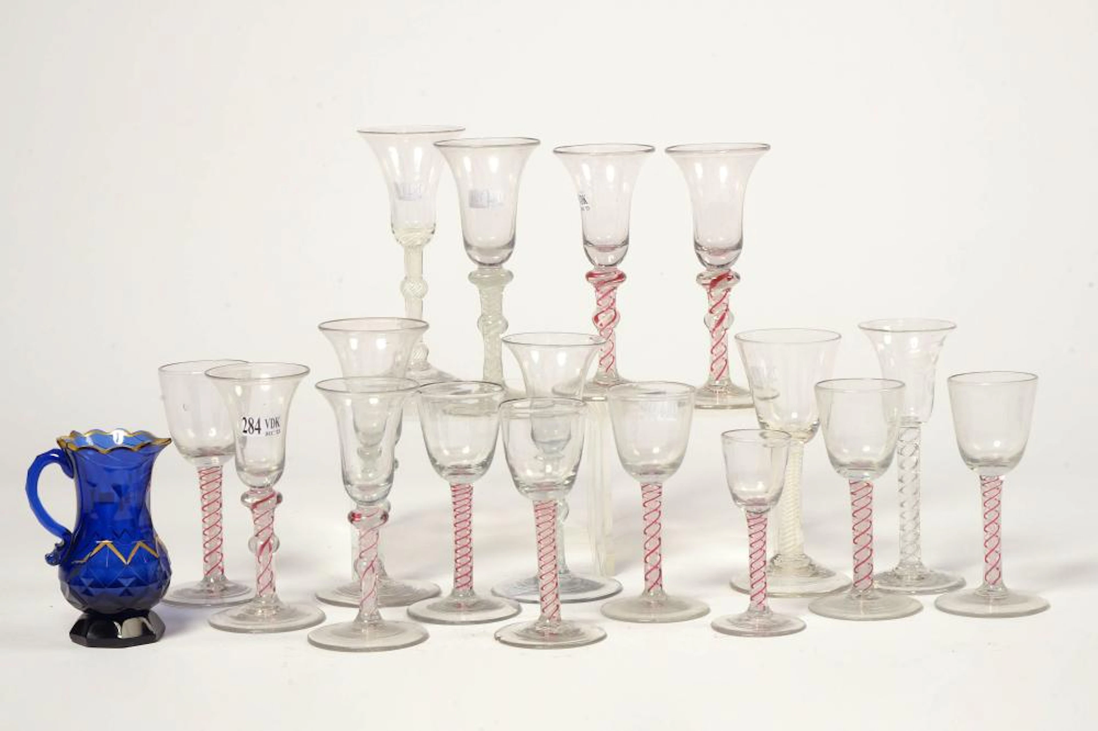Lot de 18 comprenant 17 verres à pieds dont 11 à f?
