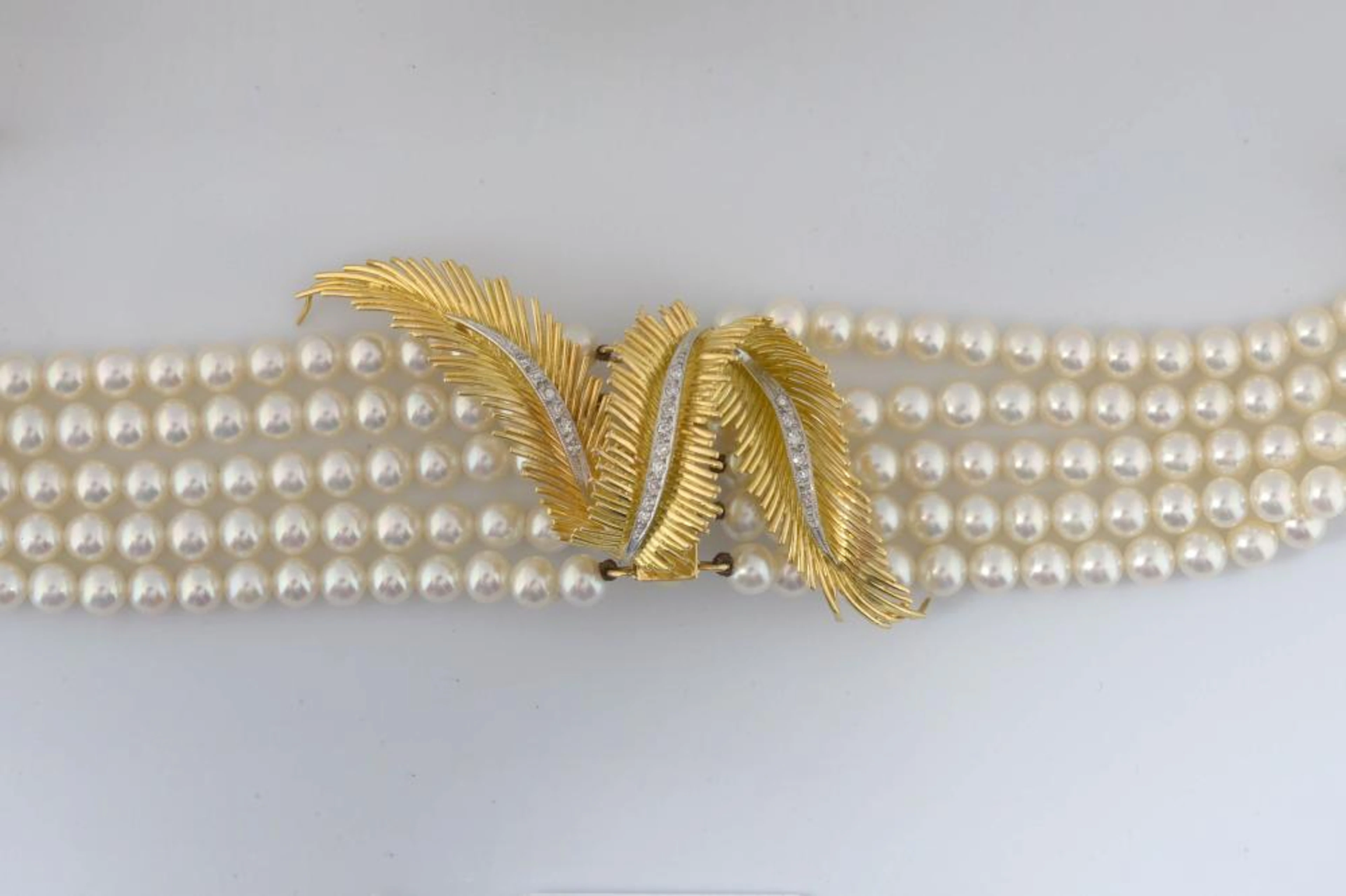 Collier ras-de-cou 5 rangs de perles au fermoir en?