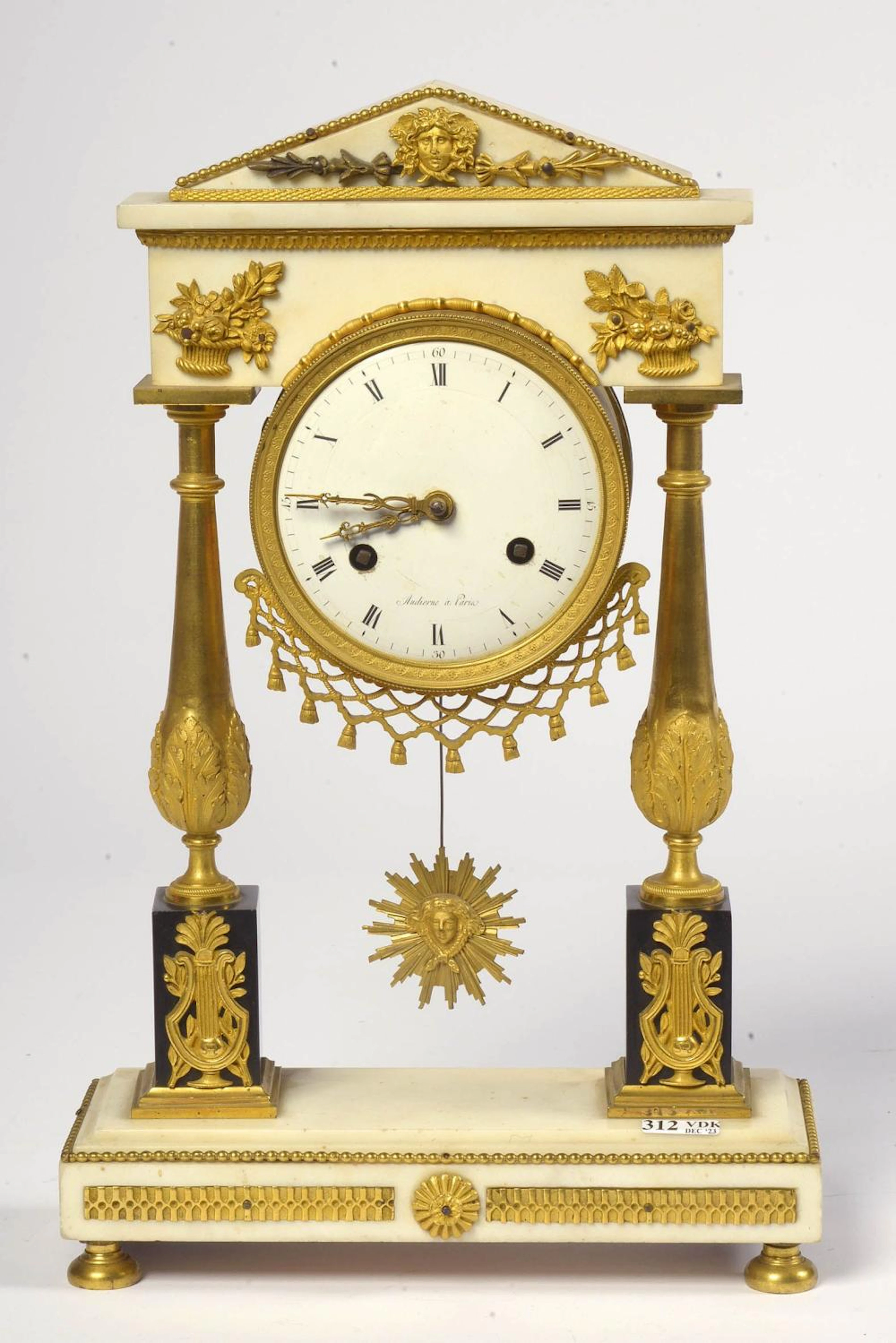 Pendule portique quadripode Louis XVI en marbre bl?