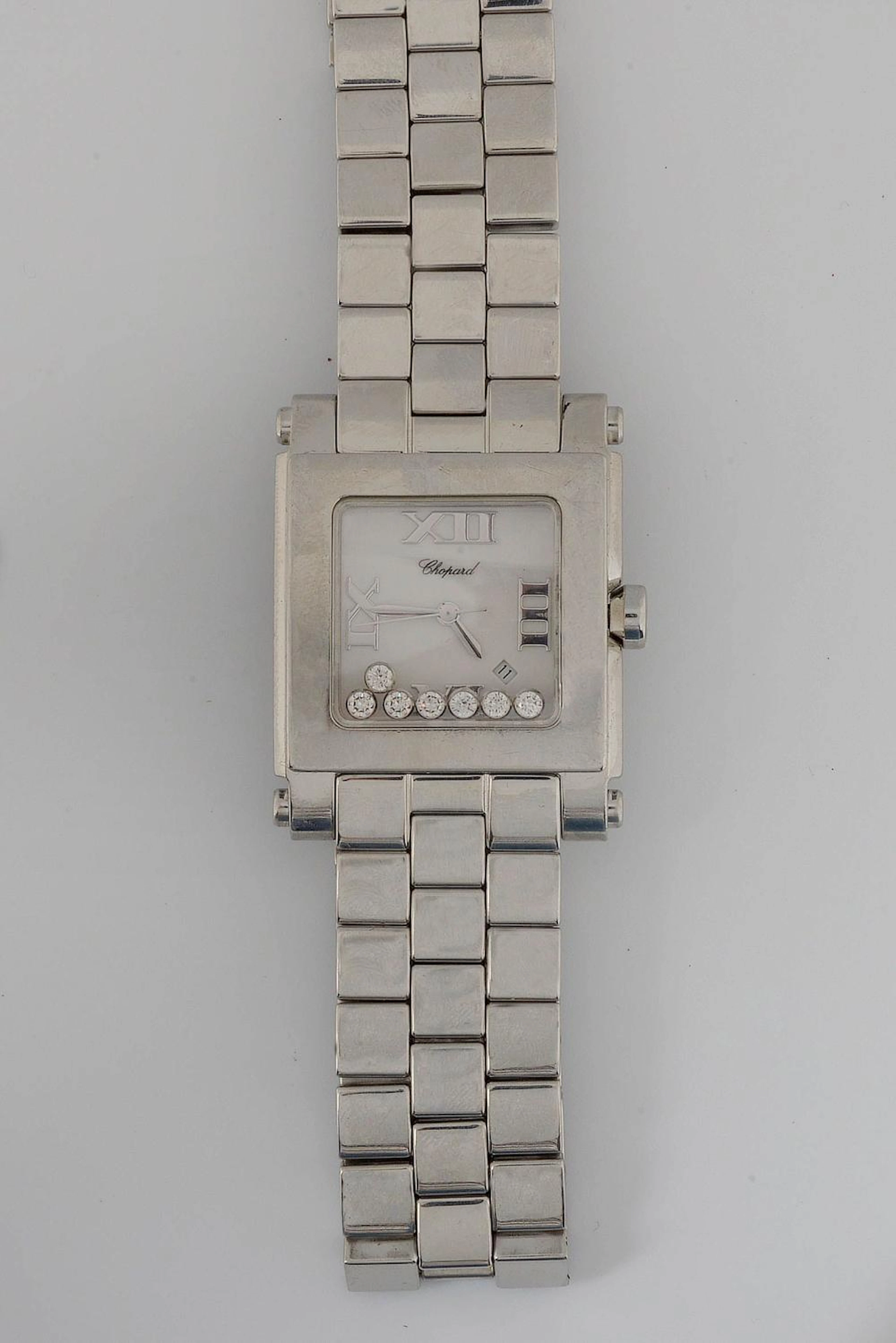 Montre pour dame en complet acier de marque Chopar?