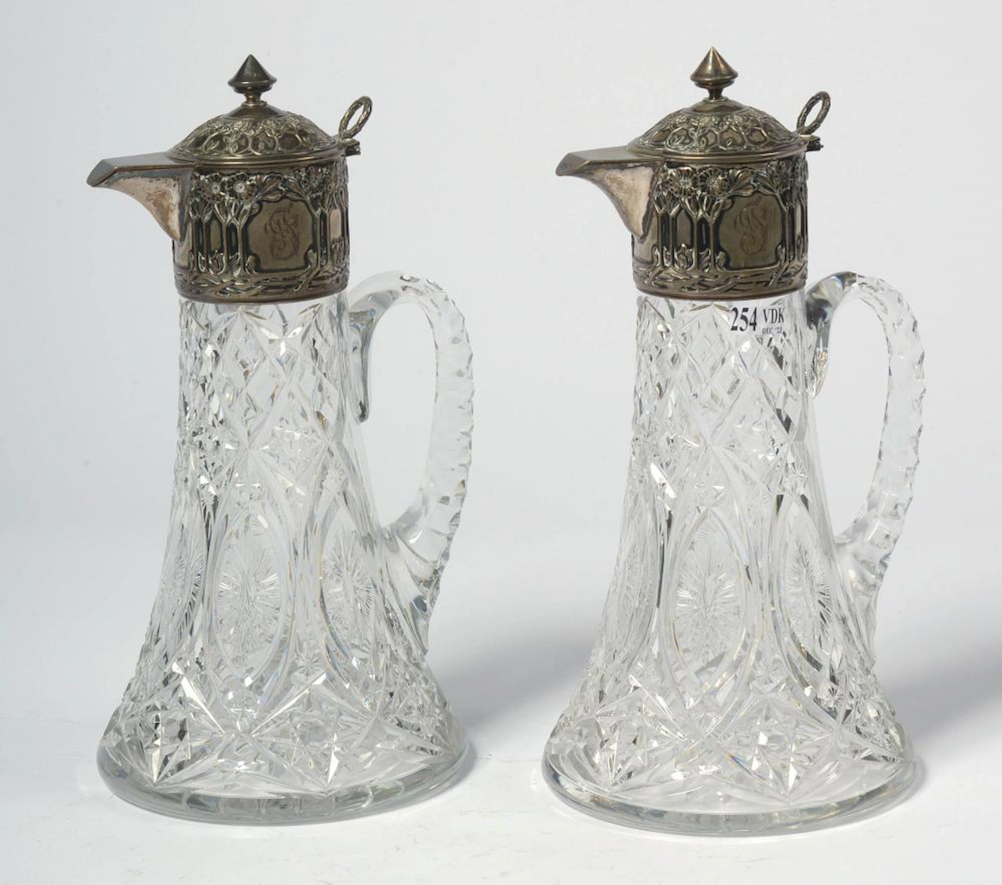 Paire de carafes de style Art nouveau en cristal t?