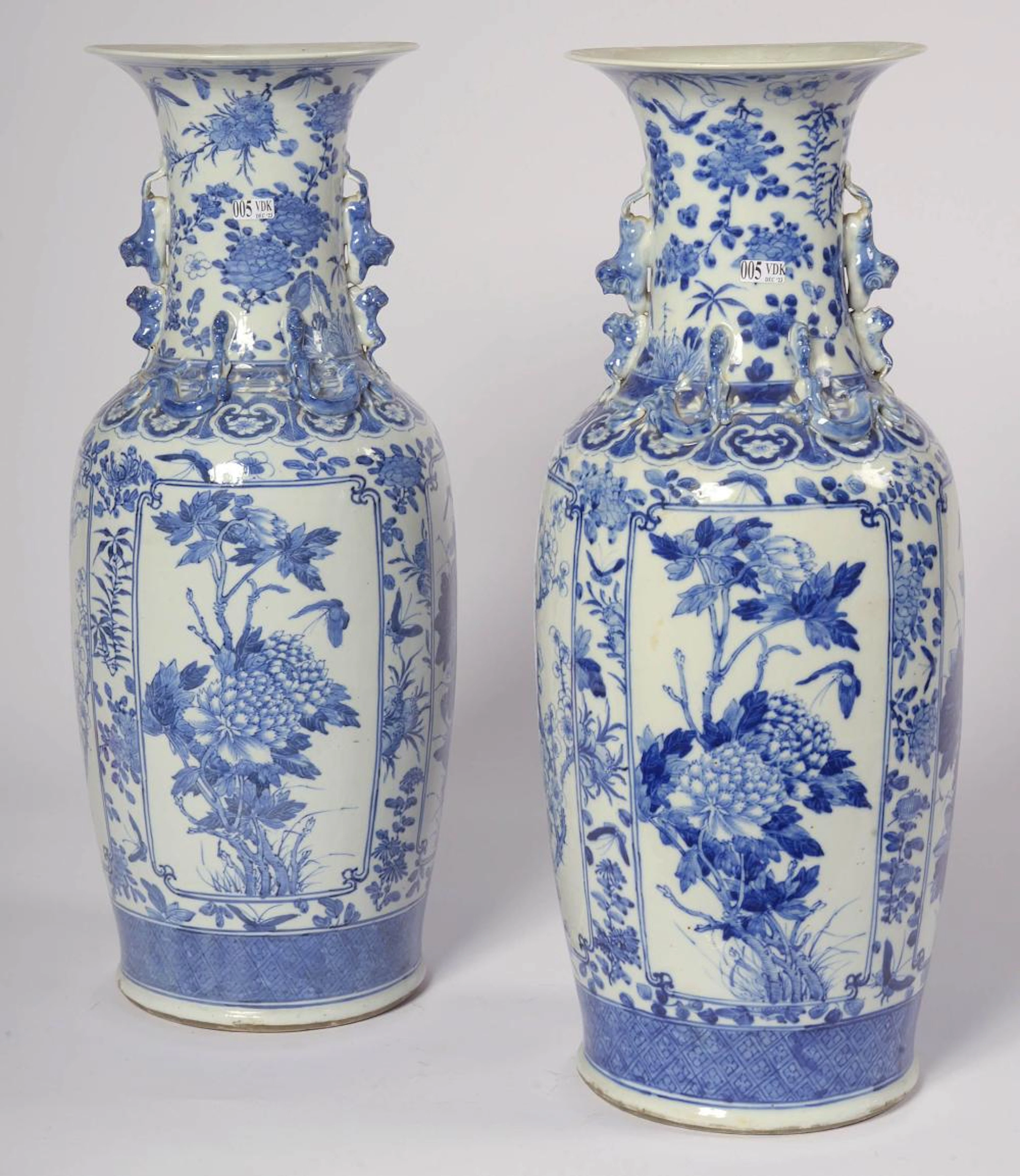 Paire de vases balustres à anses zoomorphes en por?