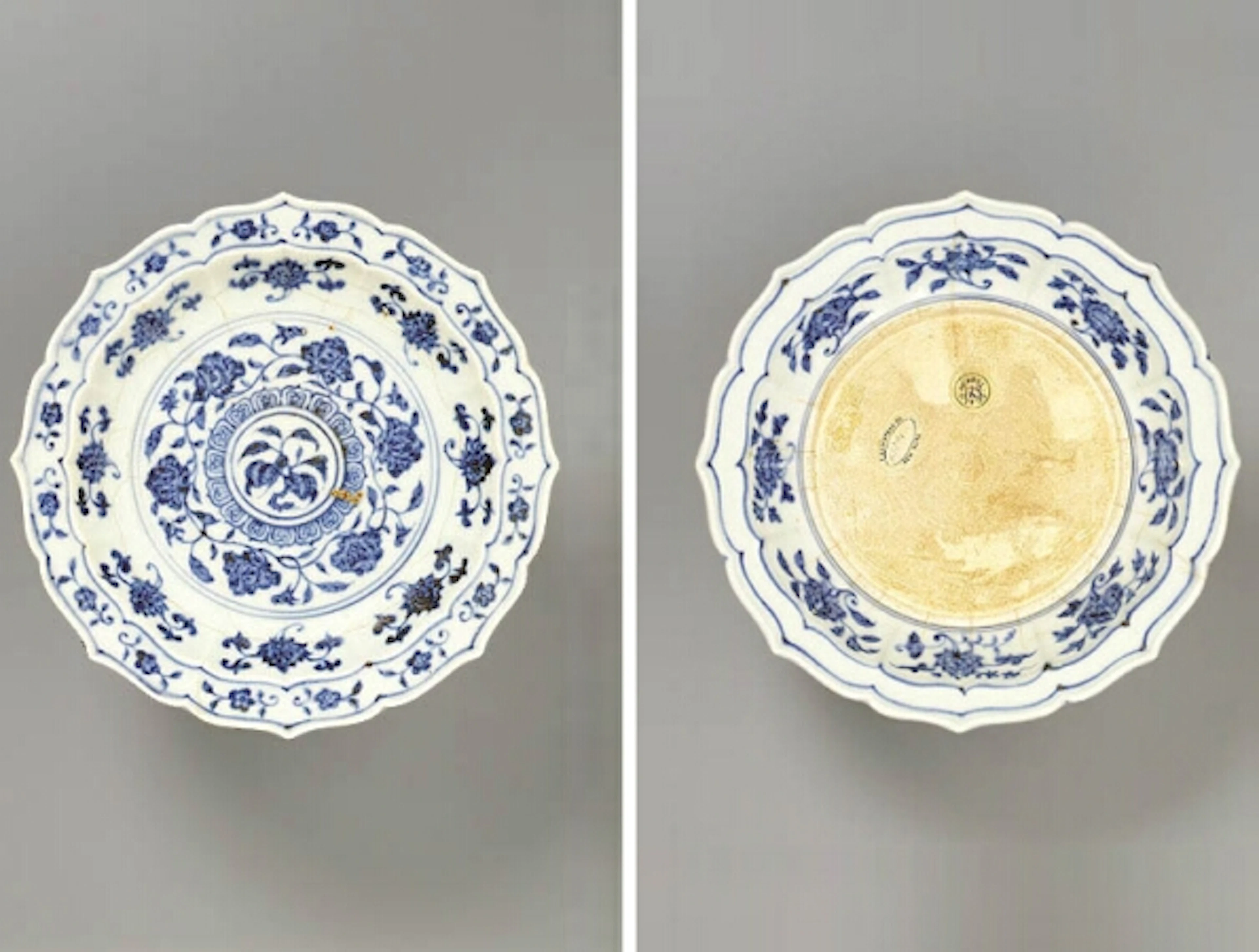 BLUE AND WHITE PORCELAIN 'BARBED' SAUCER DISH Yongle Period (1403-1425)