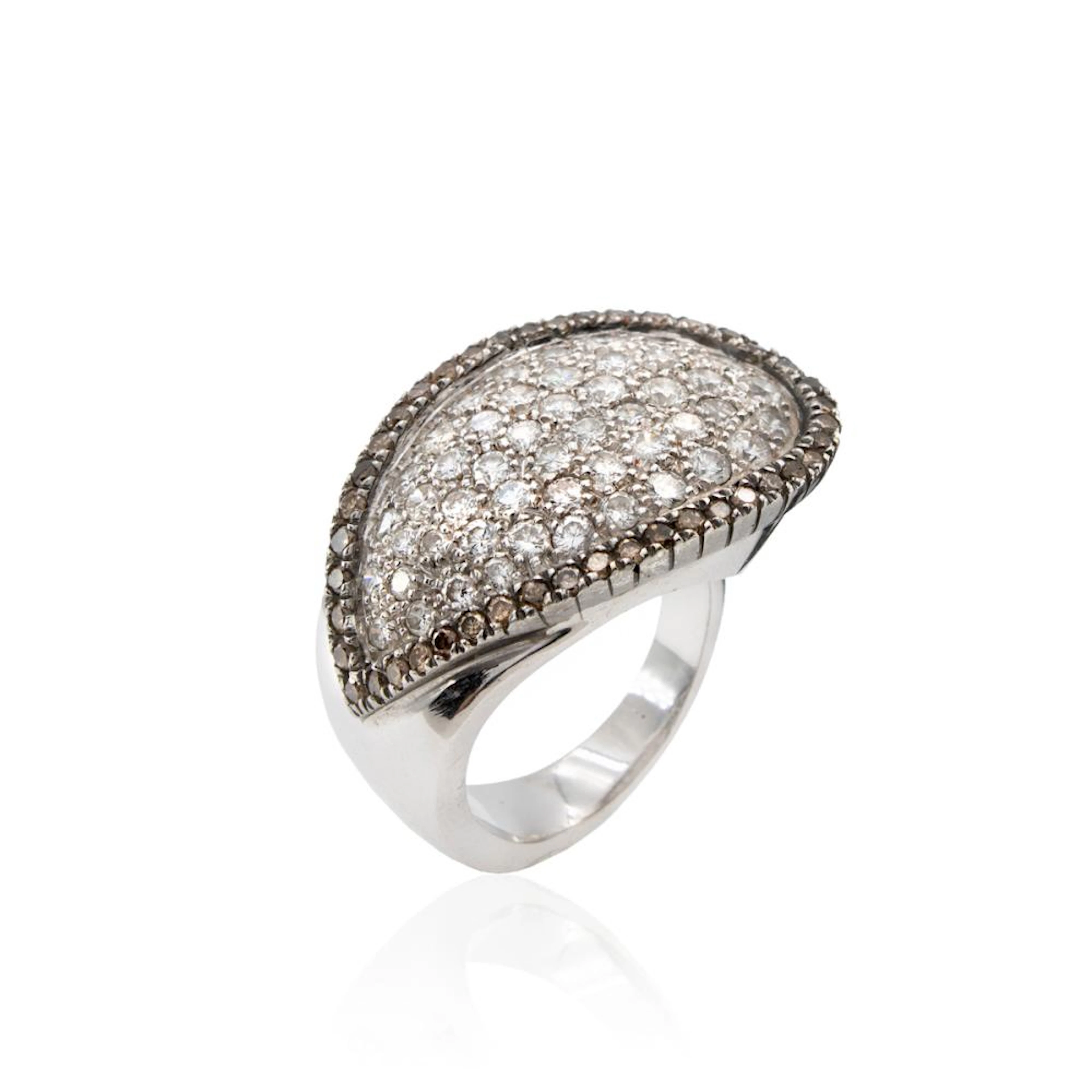 18kt white gold and diamond ring