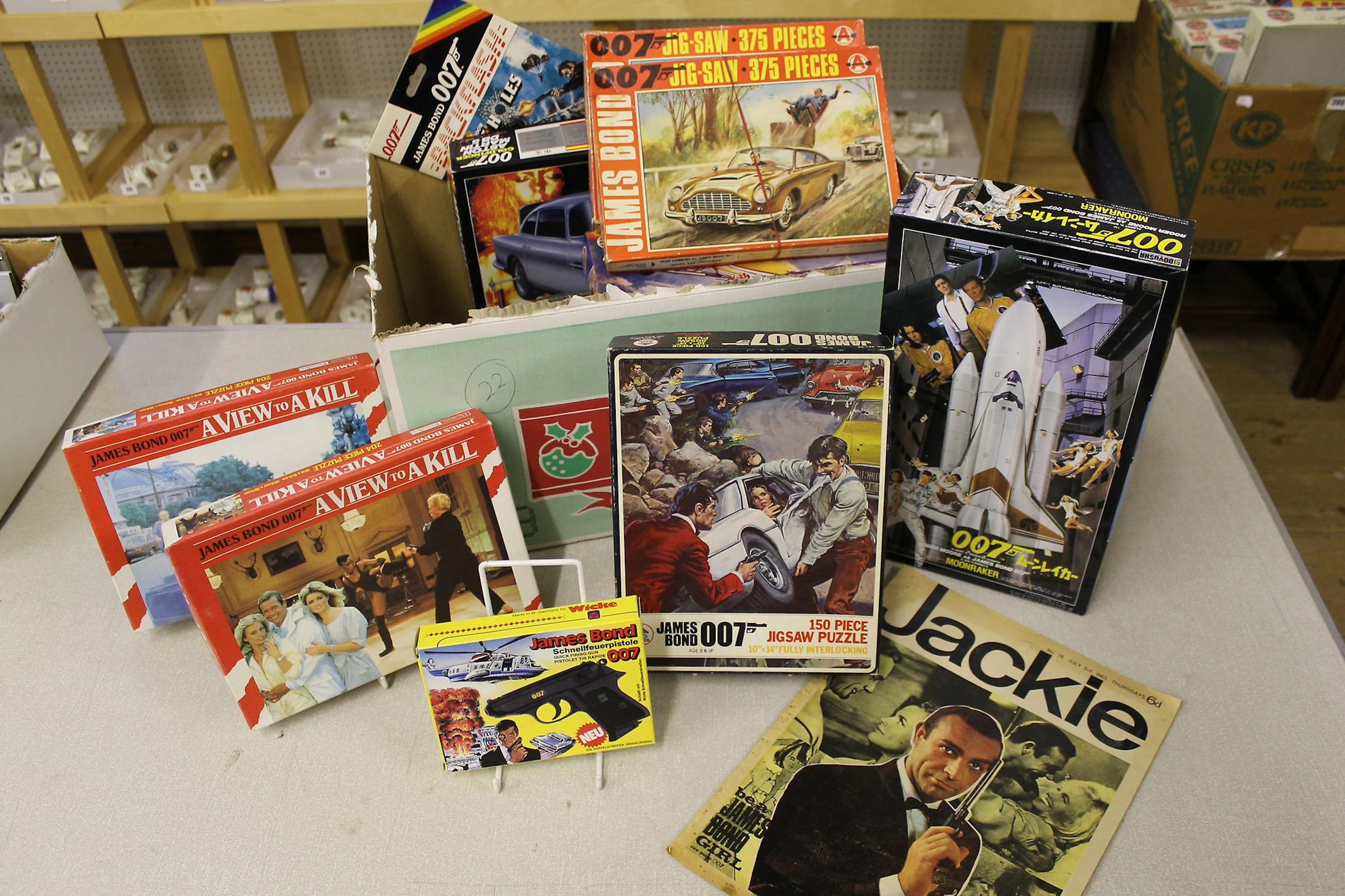 James Bond - Assorted collectables, comprising two Arrow Games jigsaw puzzl...