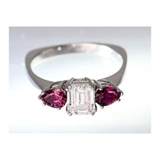 Ring mit Diamant im Emerald Cut ca. 0,95 - 1 ct und 2 hochfeine Rubin