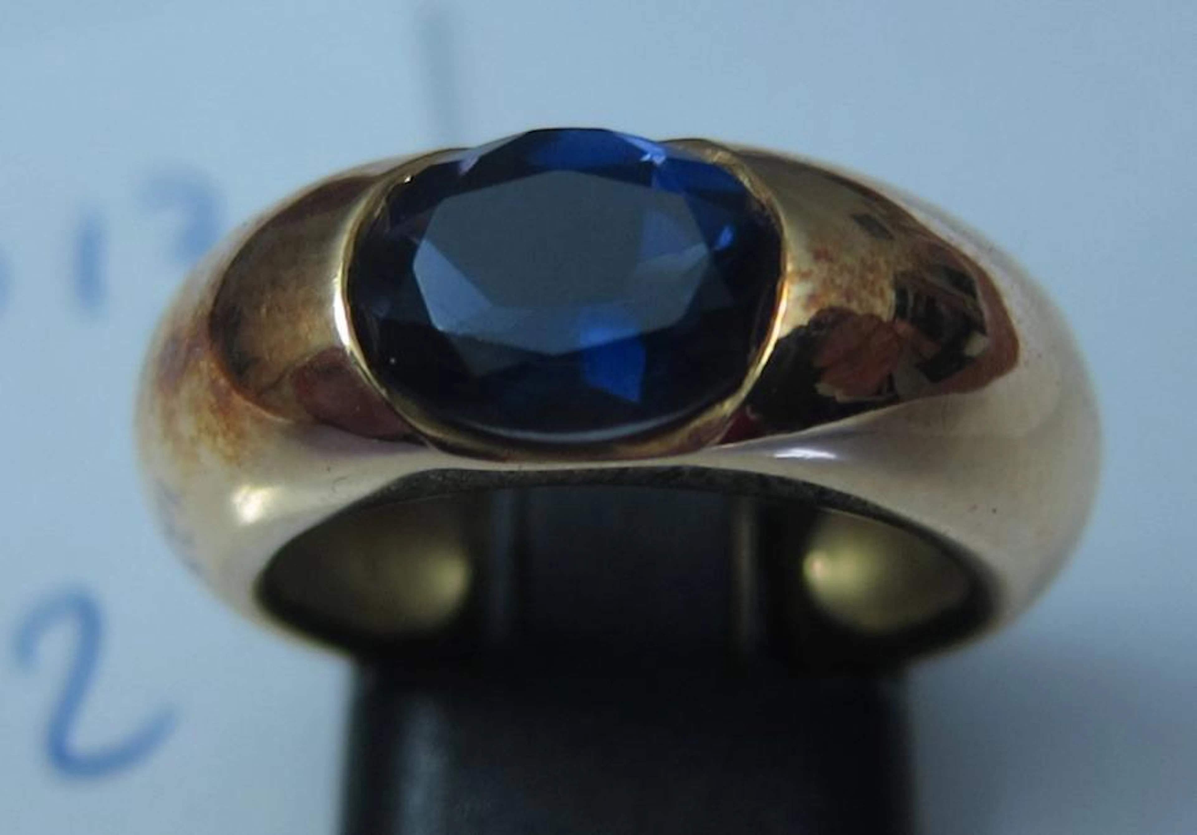 Bague jonc en or jaune sertie d'une iolite ovale