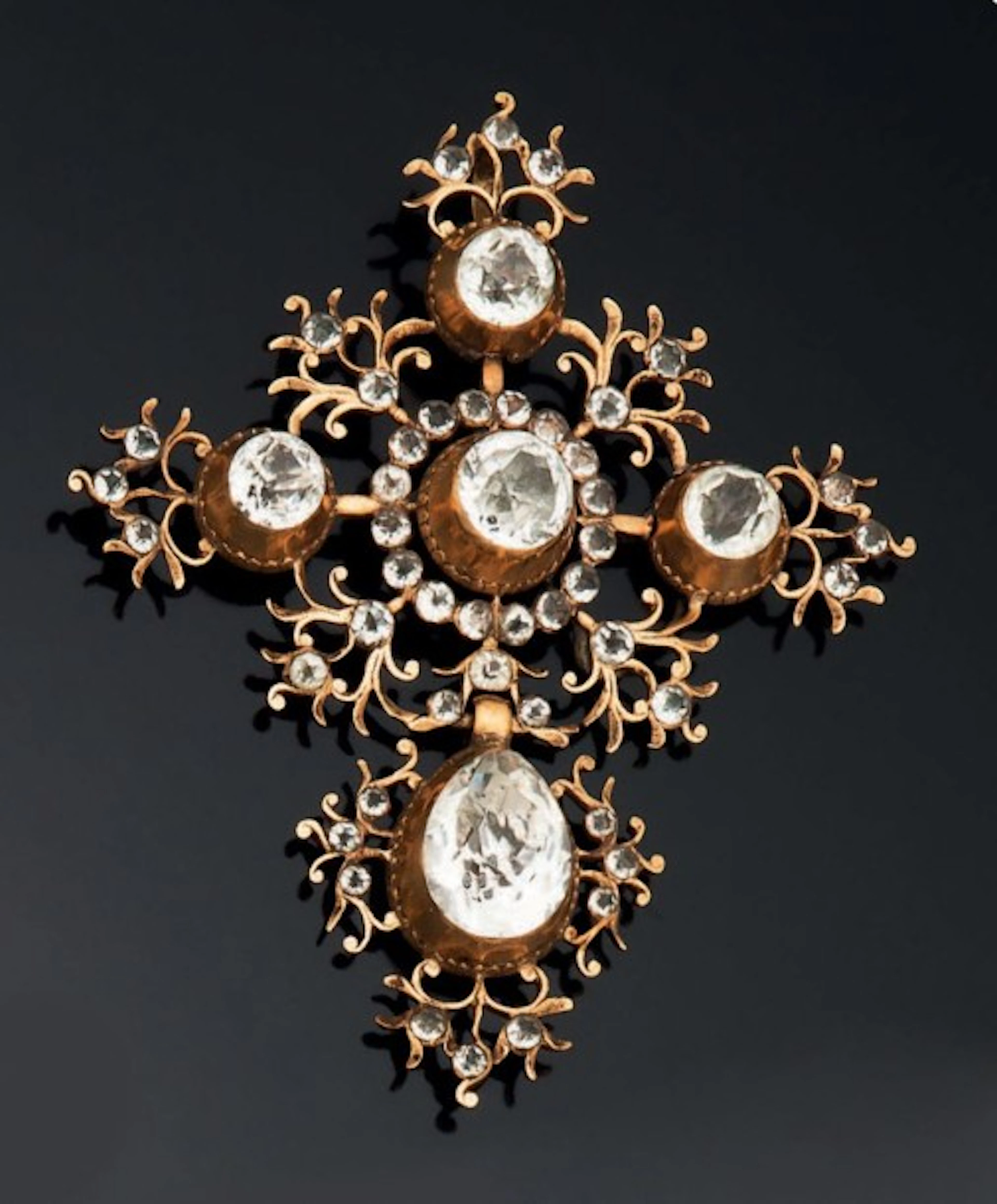 Croix dite de Saint Lô en or jaune 18K ornée de strass