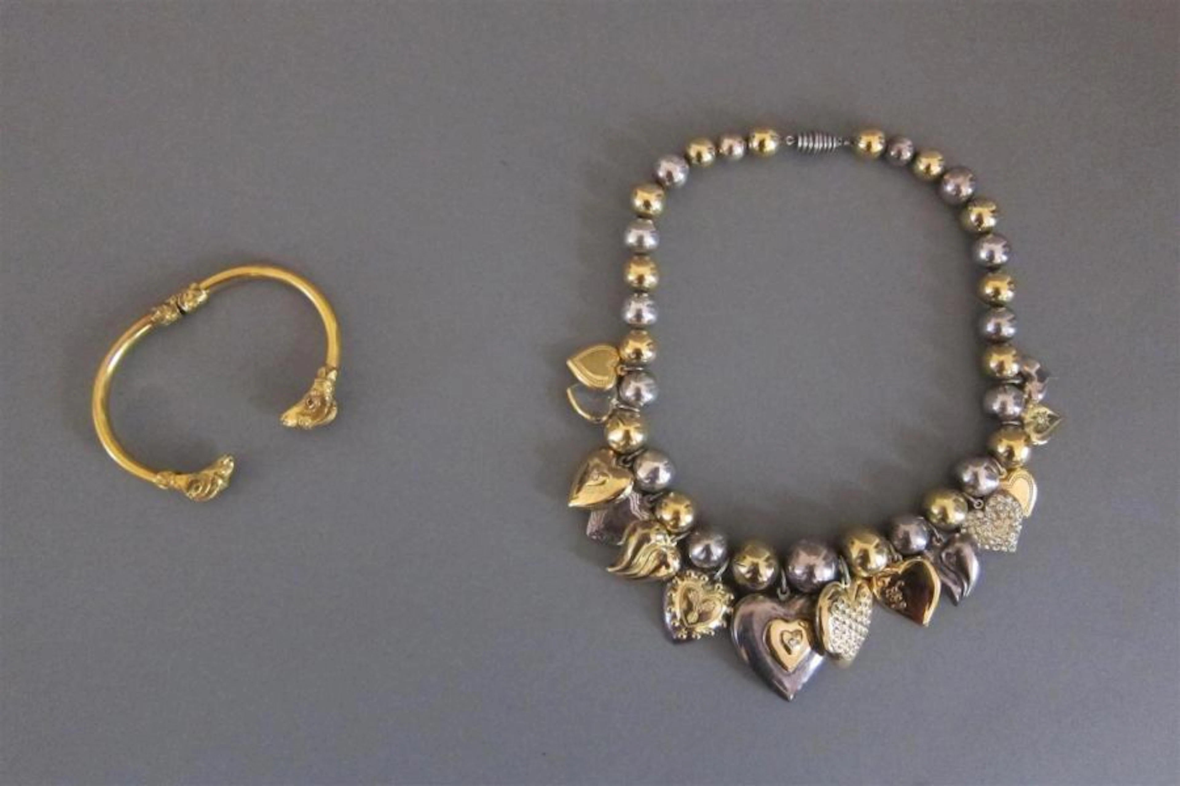 Anonyme : Lot composé d'un collier en métal…