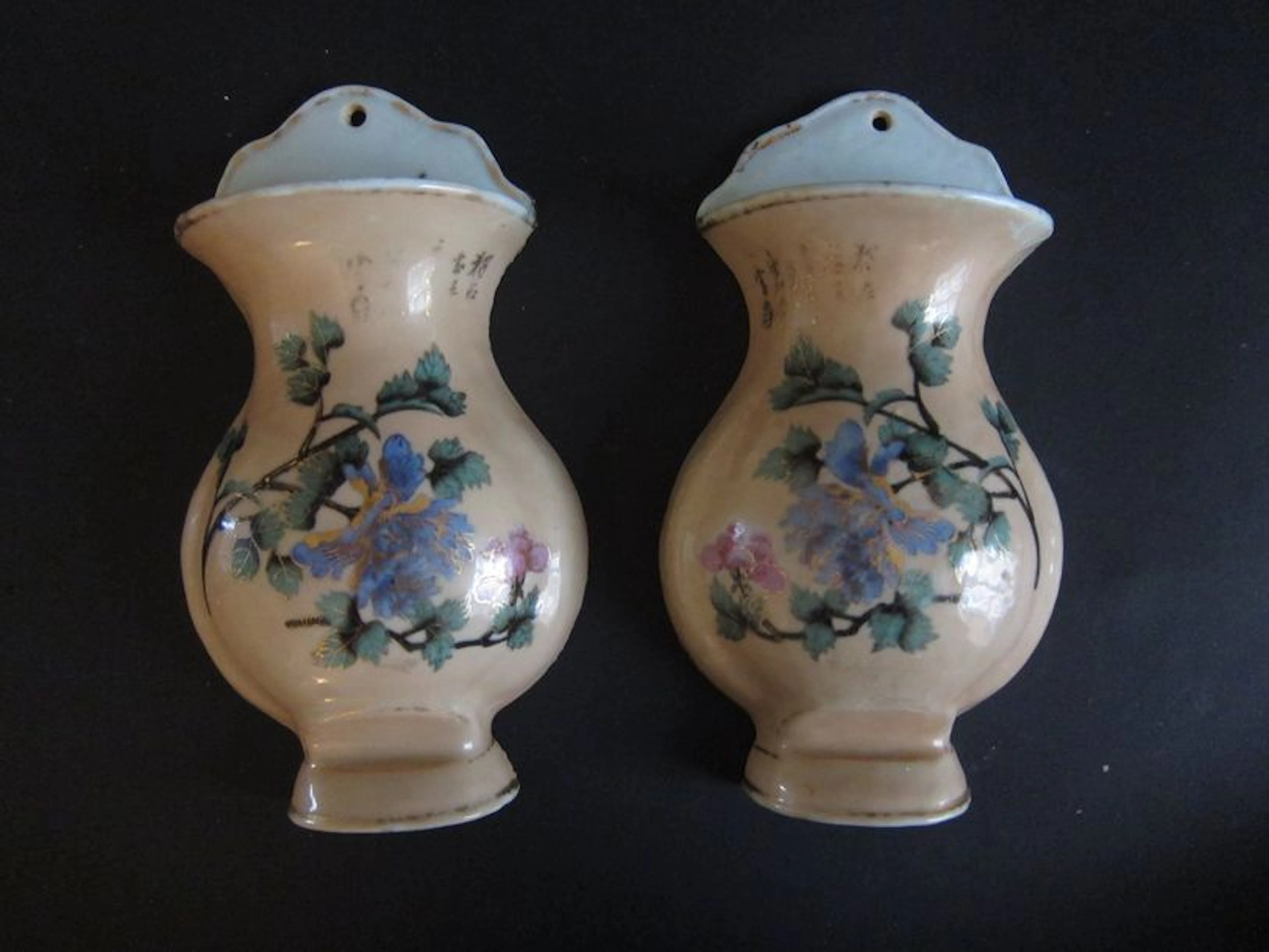 Paire de vases d'applique à décor de branches…
