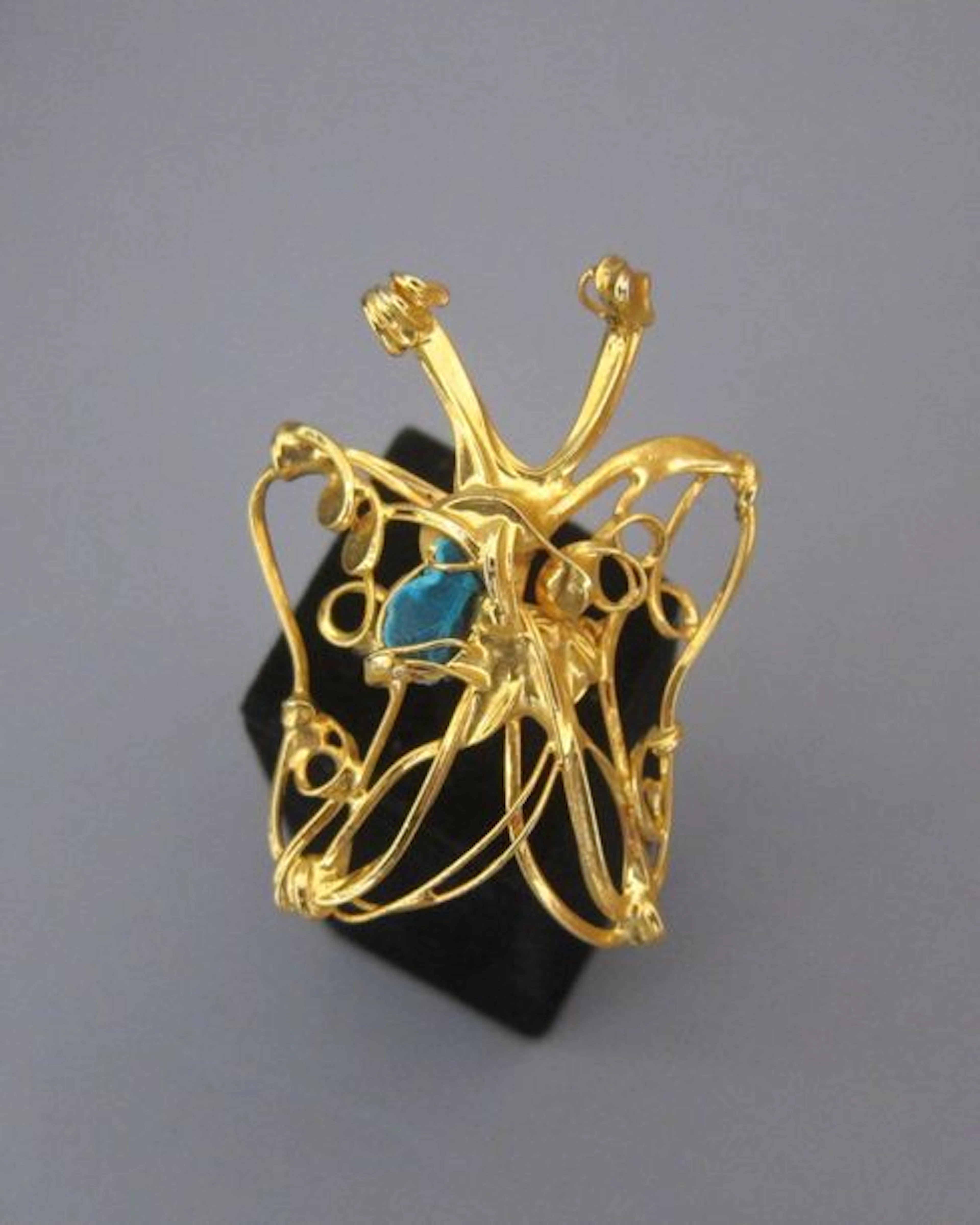 Anonyme, Importante bague "papillon" en métal…