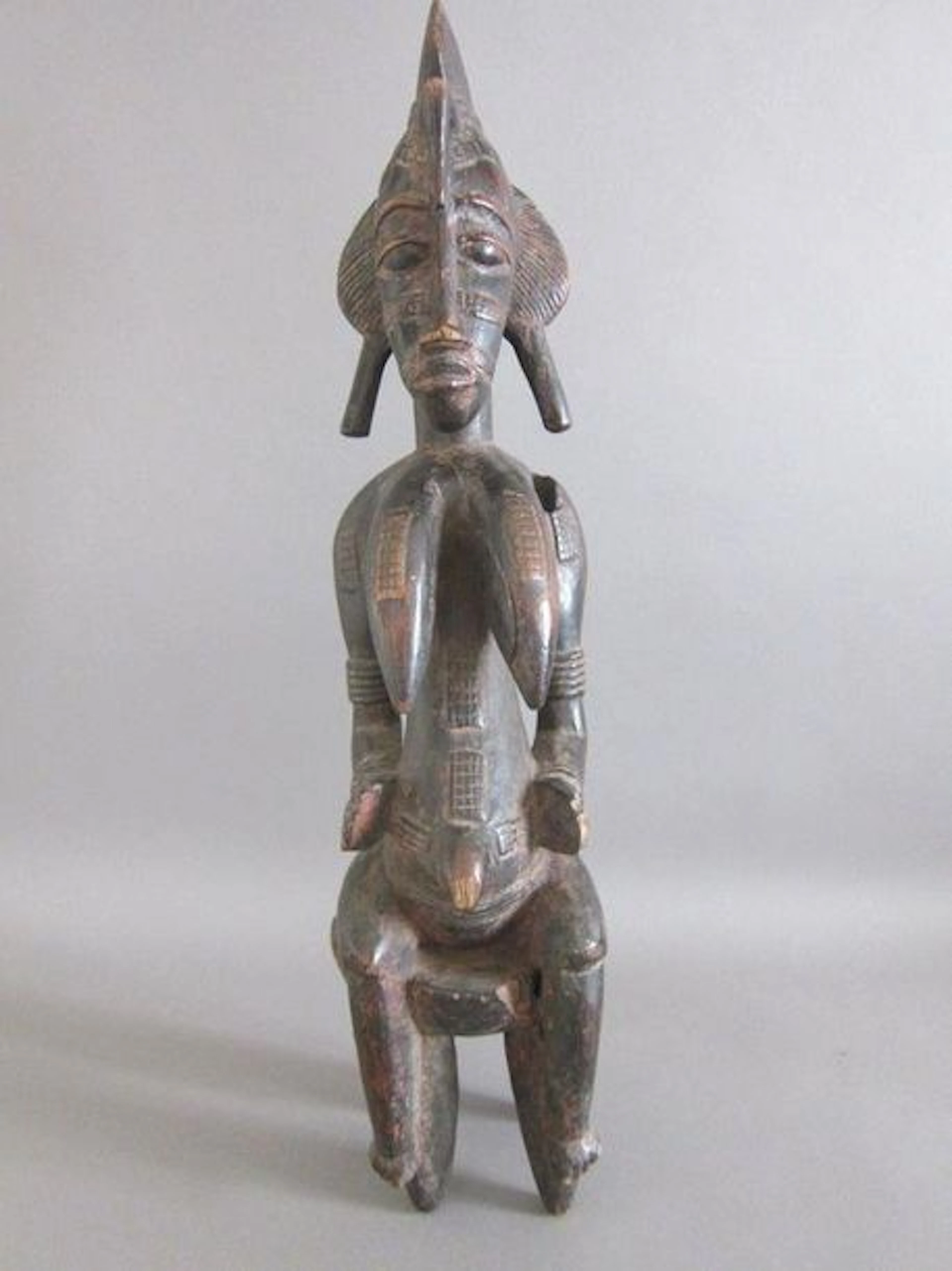 Statue africaine féminine au corps scarifié…