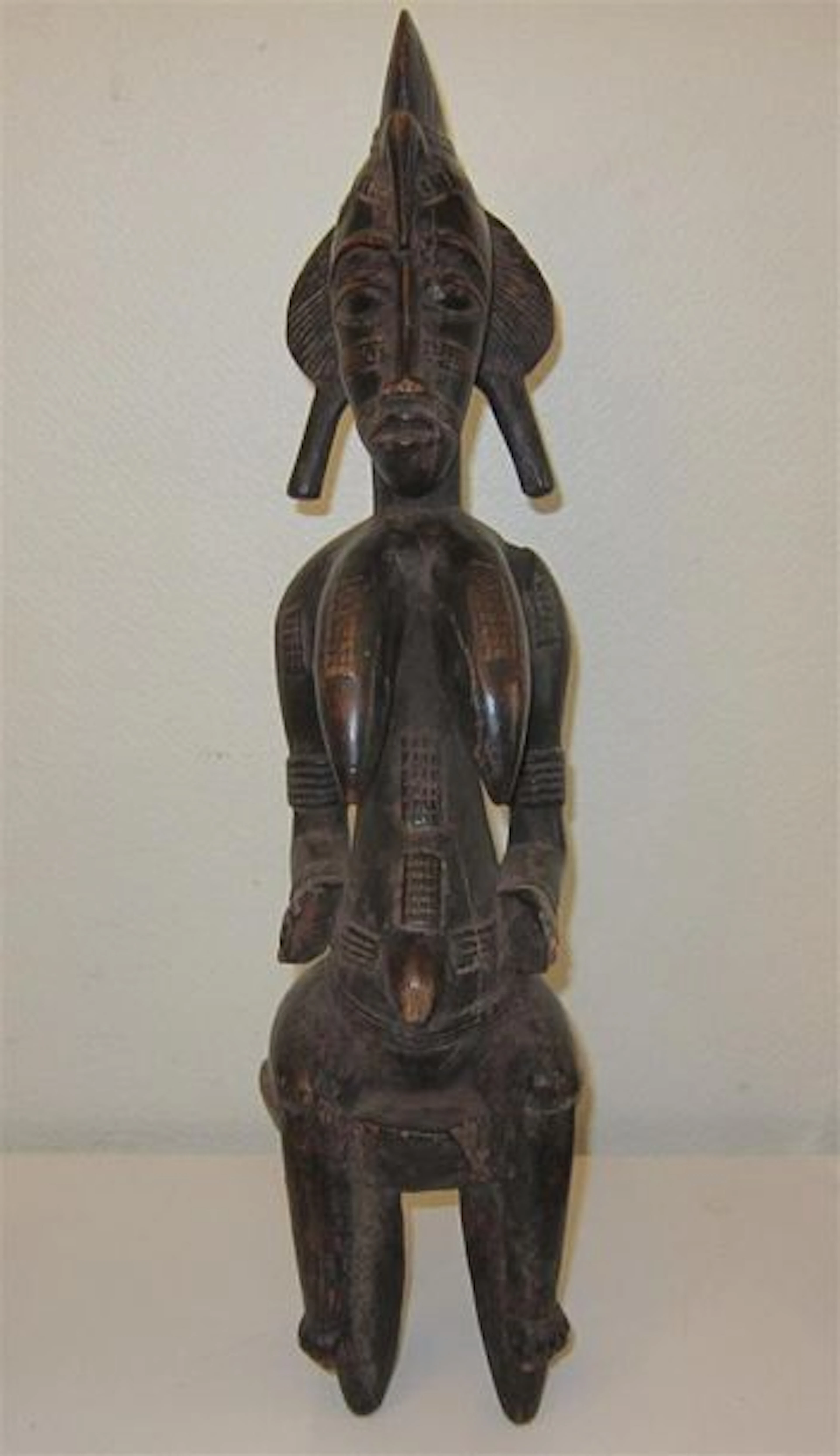 Statue africaine féminine au corps scarifié…