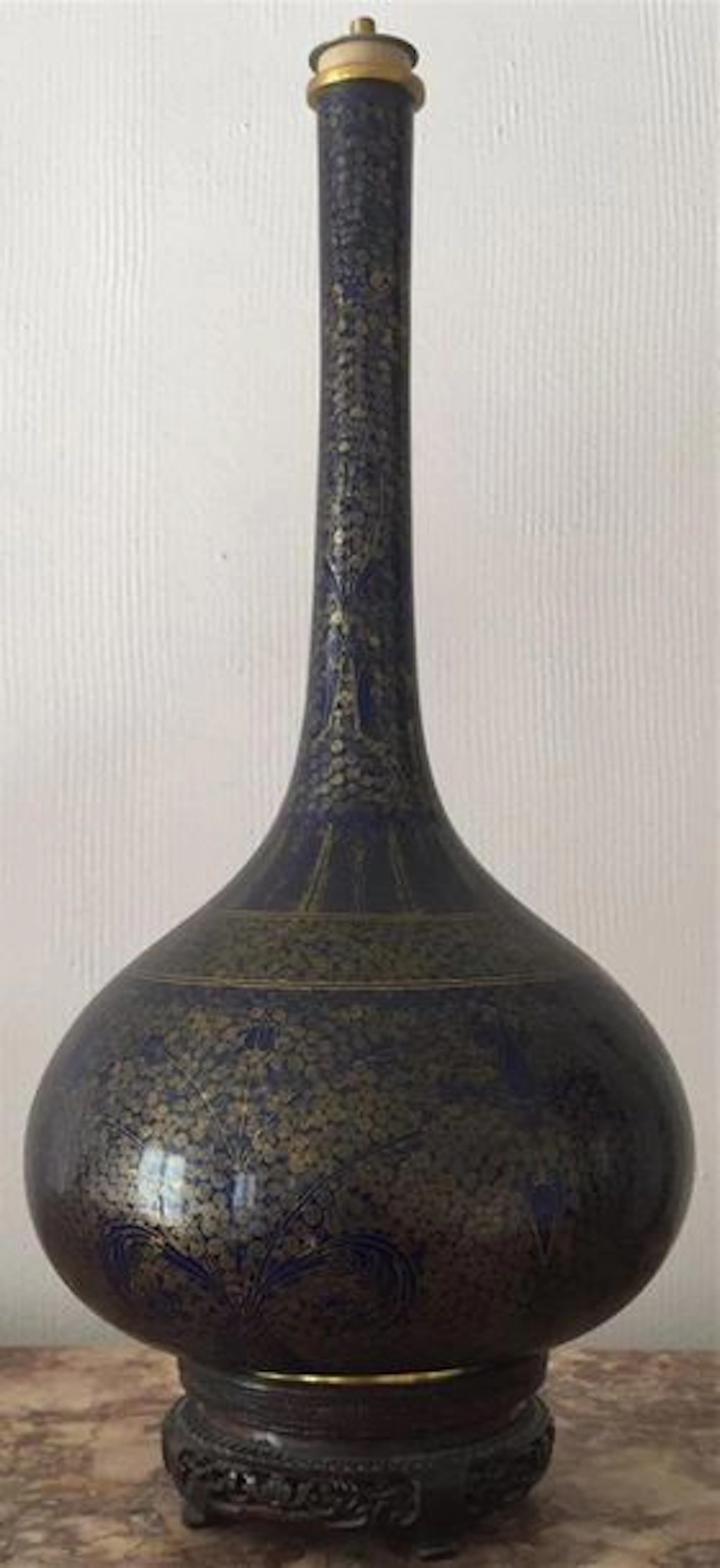 Vase bouteille à haut col étroit, à décor...