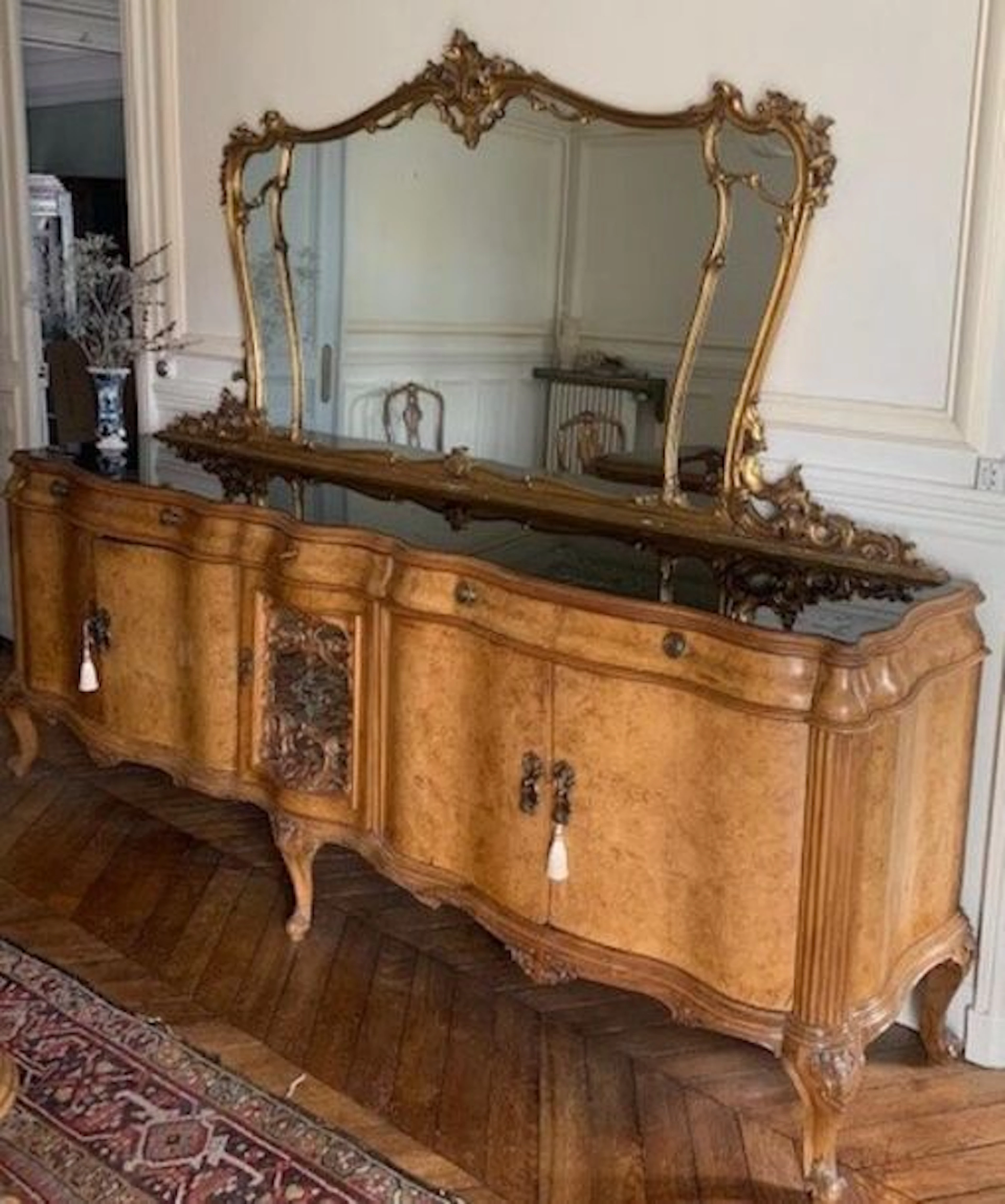 Mobilier de salle à manger en noyer et placage...