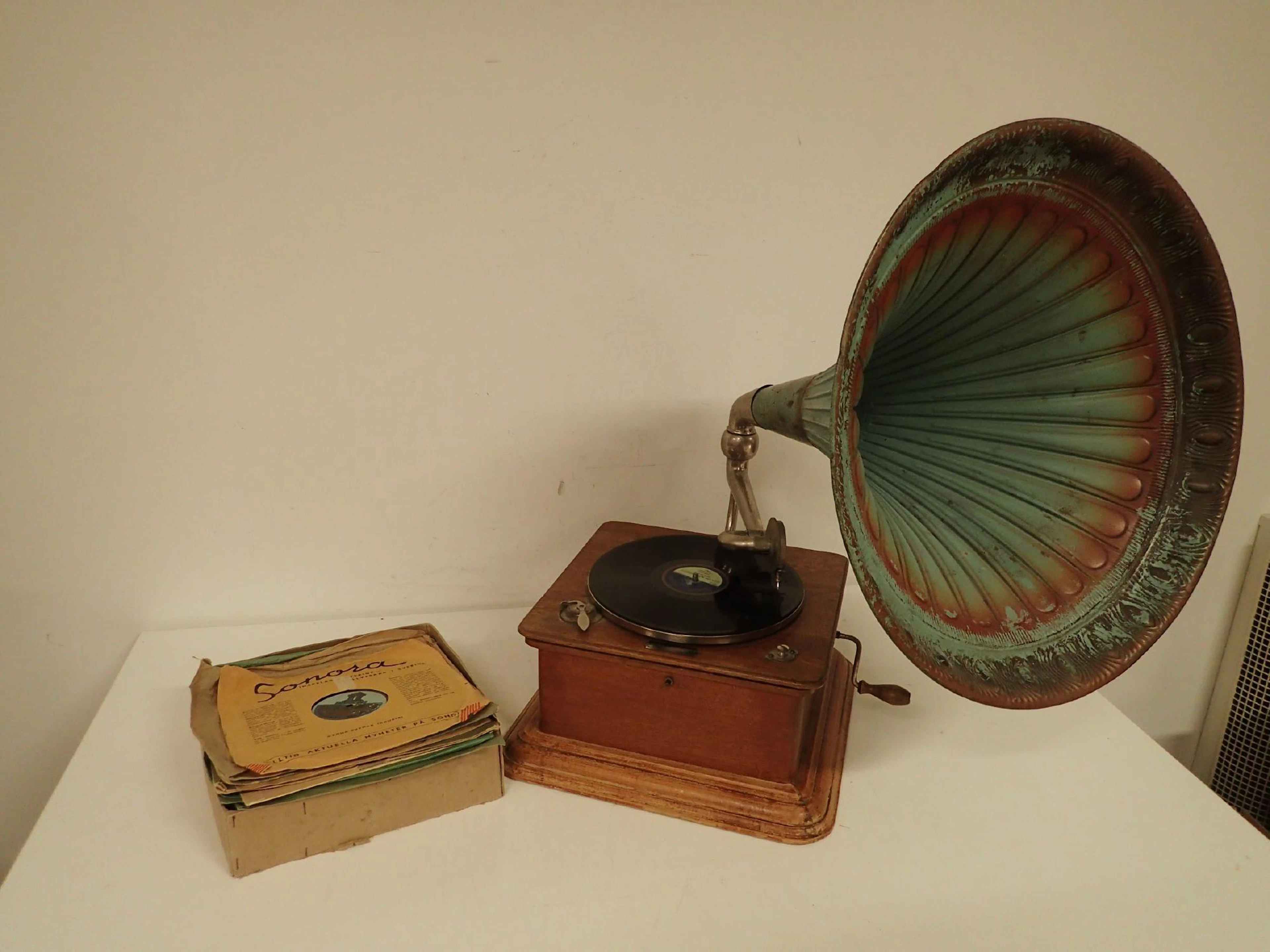 Trattgrammofon med skivor