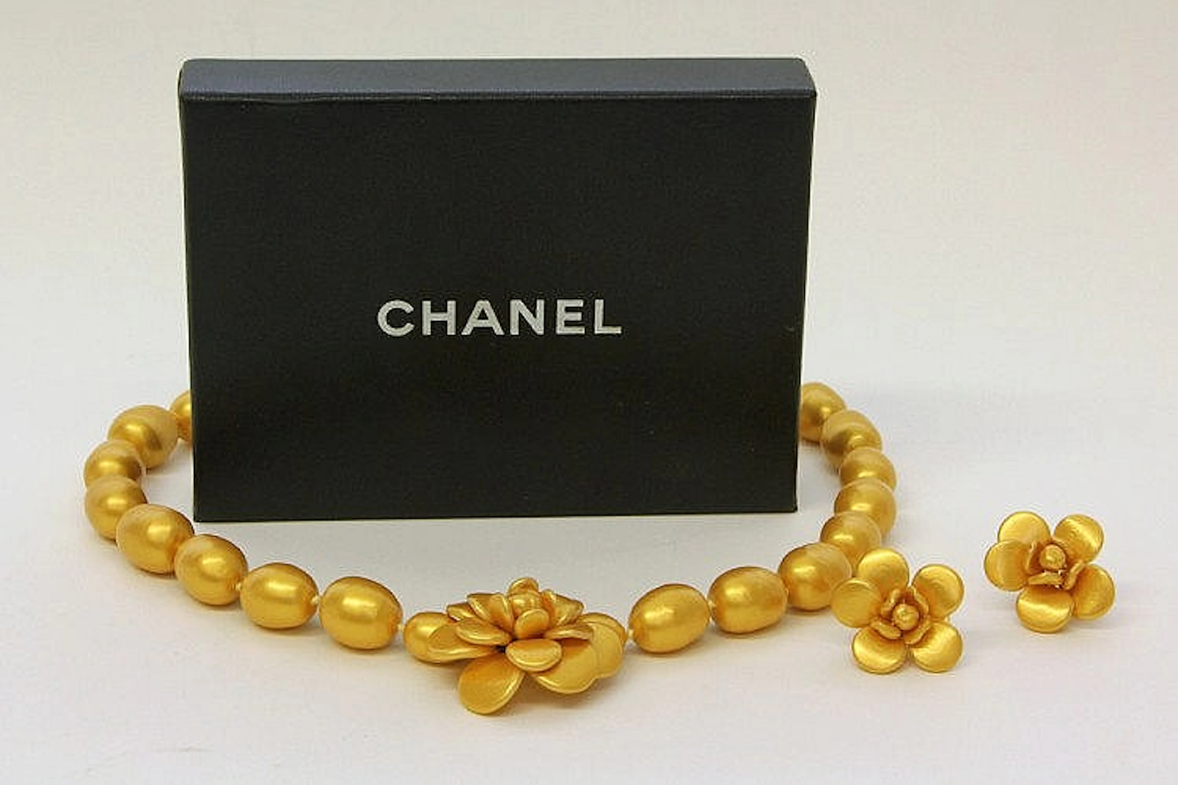 CHANEL VINTAGE exklusives Schmuckset, Collier und Ohrclip.