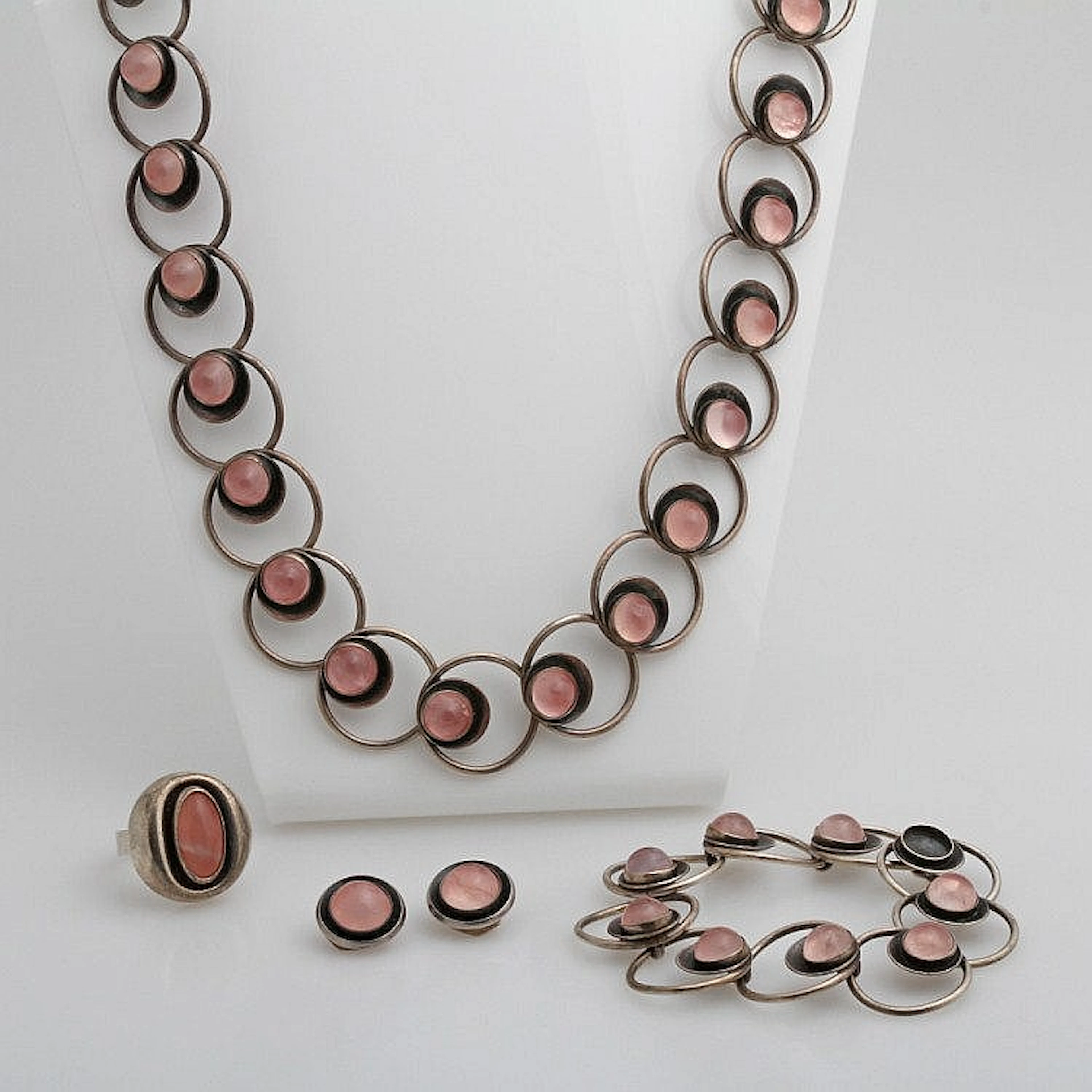 Konvolut Rosenquarz: 1 Ring, 1 Collier, 1 Armband, 1 P. Ohrclip.