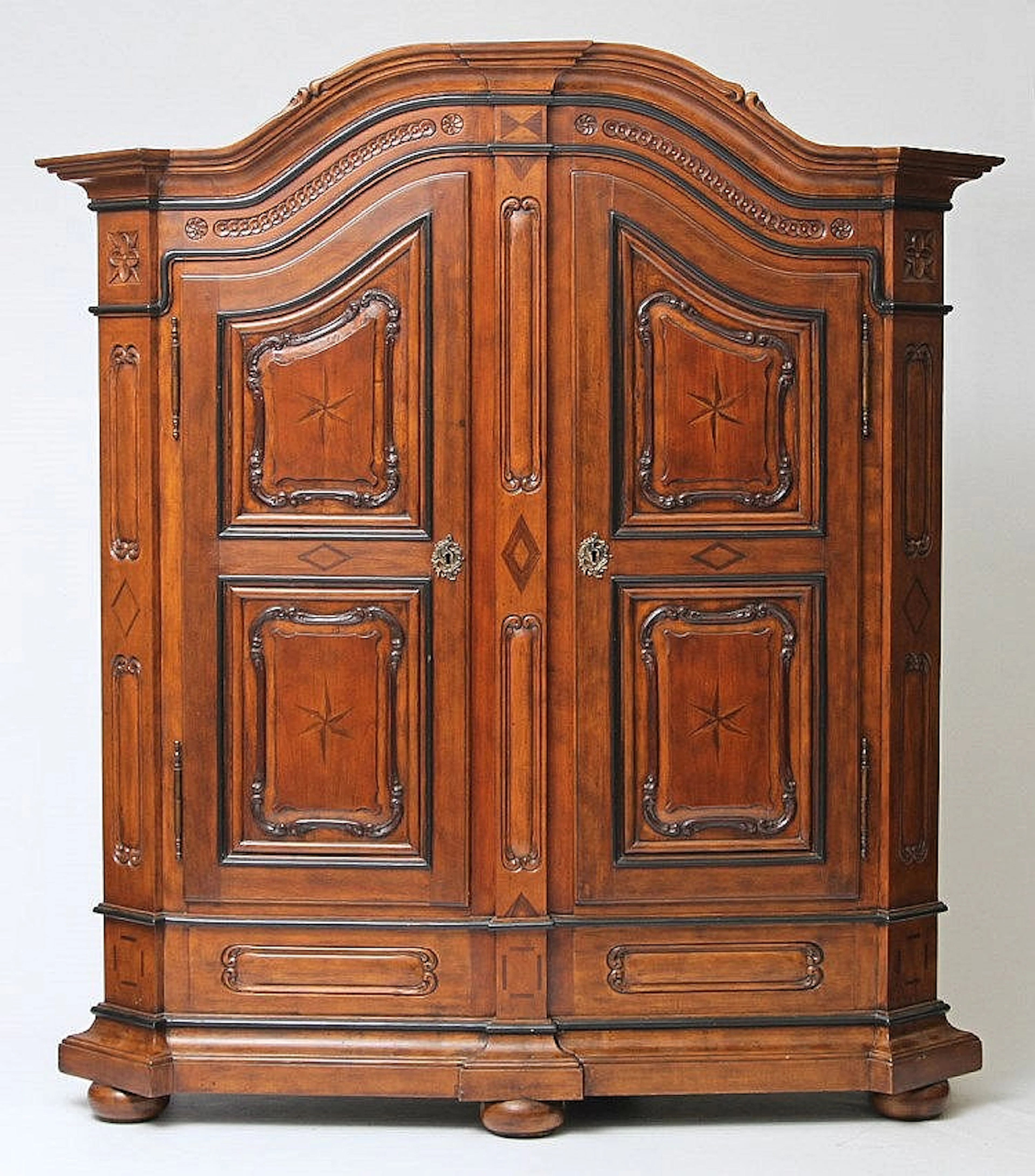 Sogenannter Bodenseeschrank im Barockstil, 20./21. Jh., Nußbaumholz gebeizt.