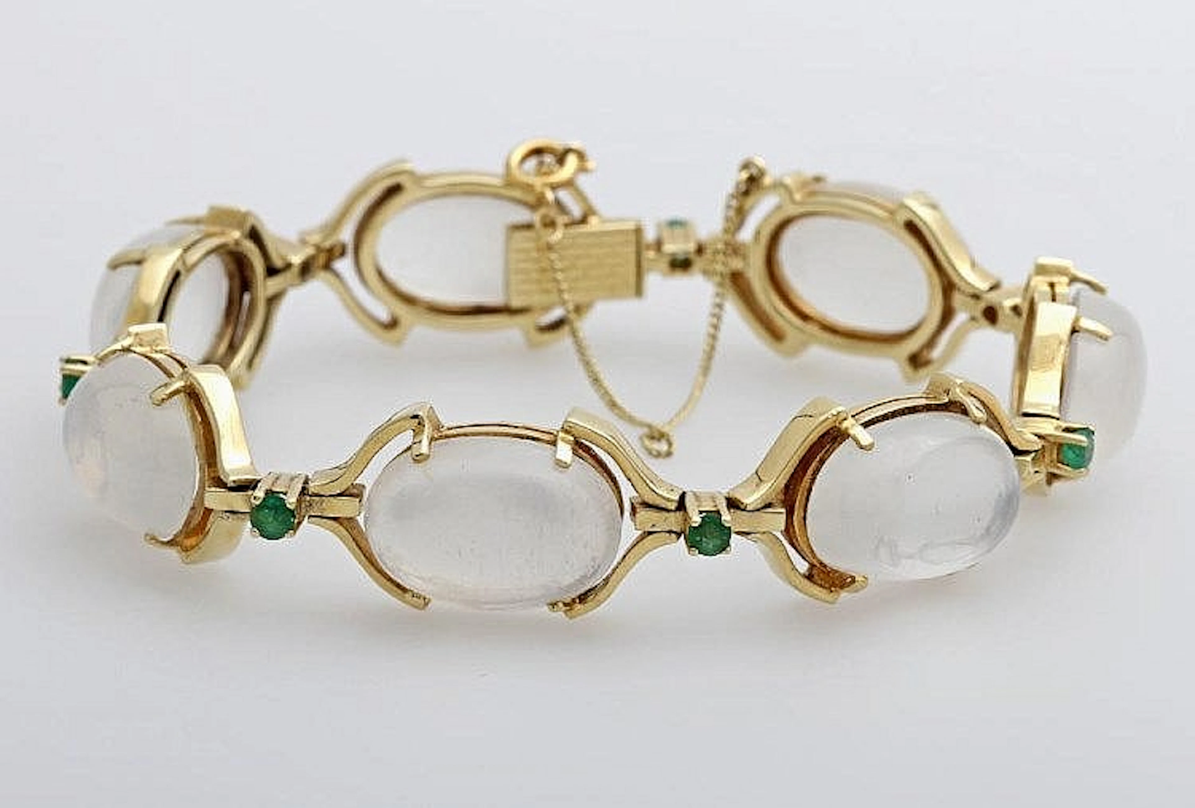 Armband, bes. mit sieben Mondstein-Cabochons sowie sieben fac. Smaragden.