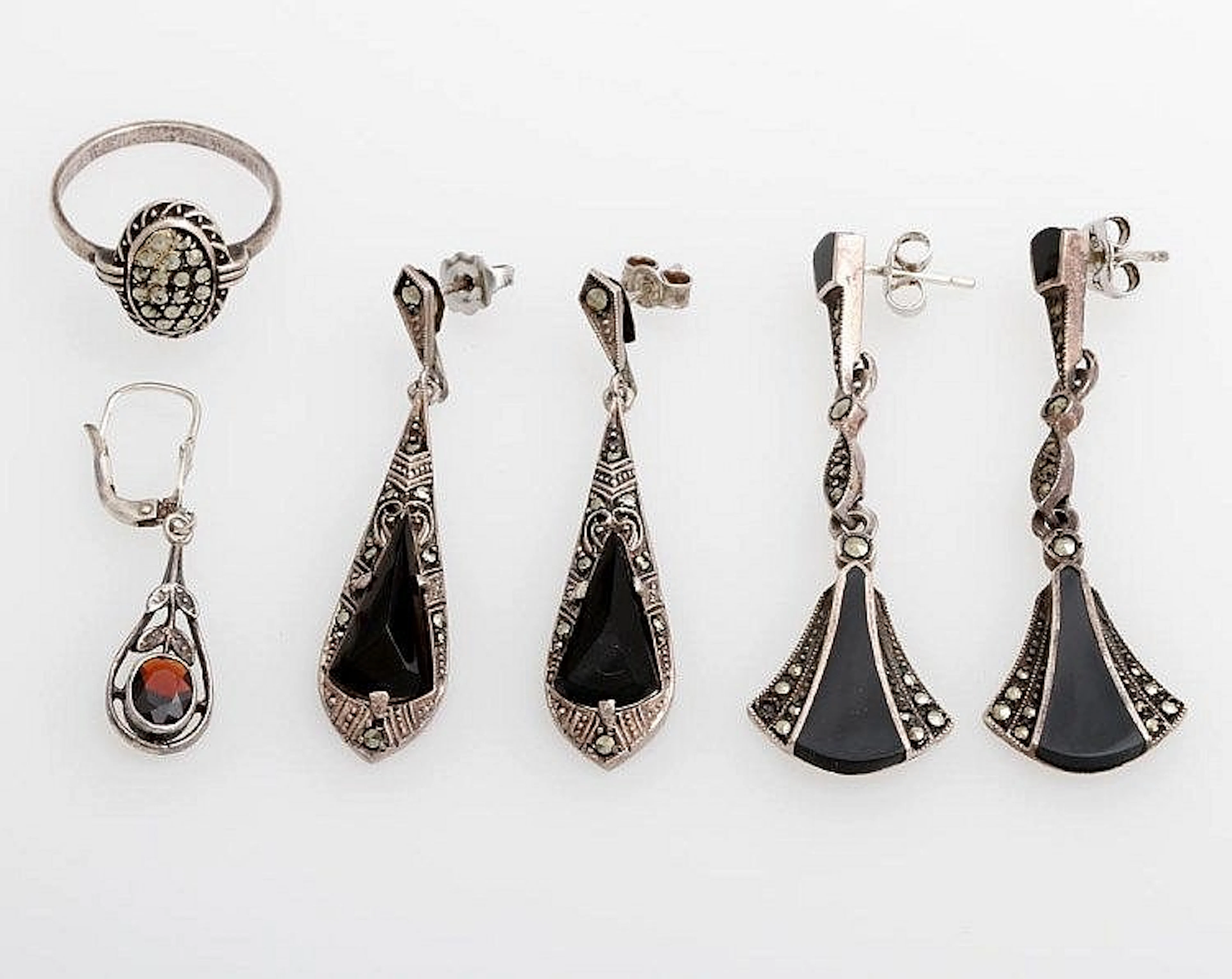 Konvolut: Div. Silberschmuck, tlw. antik, bes. mit u.a. Onyx und Markasit,
