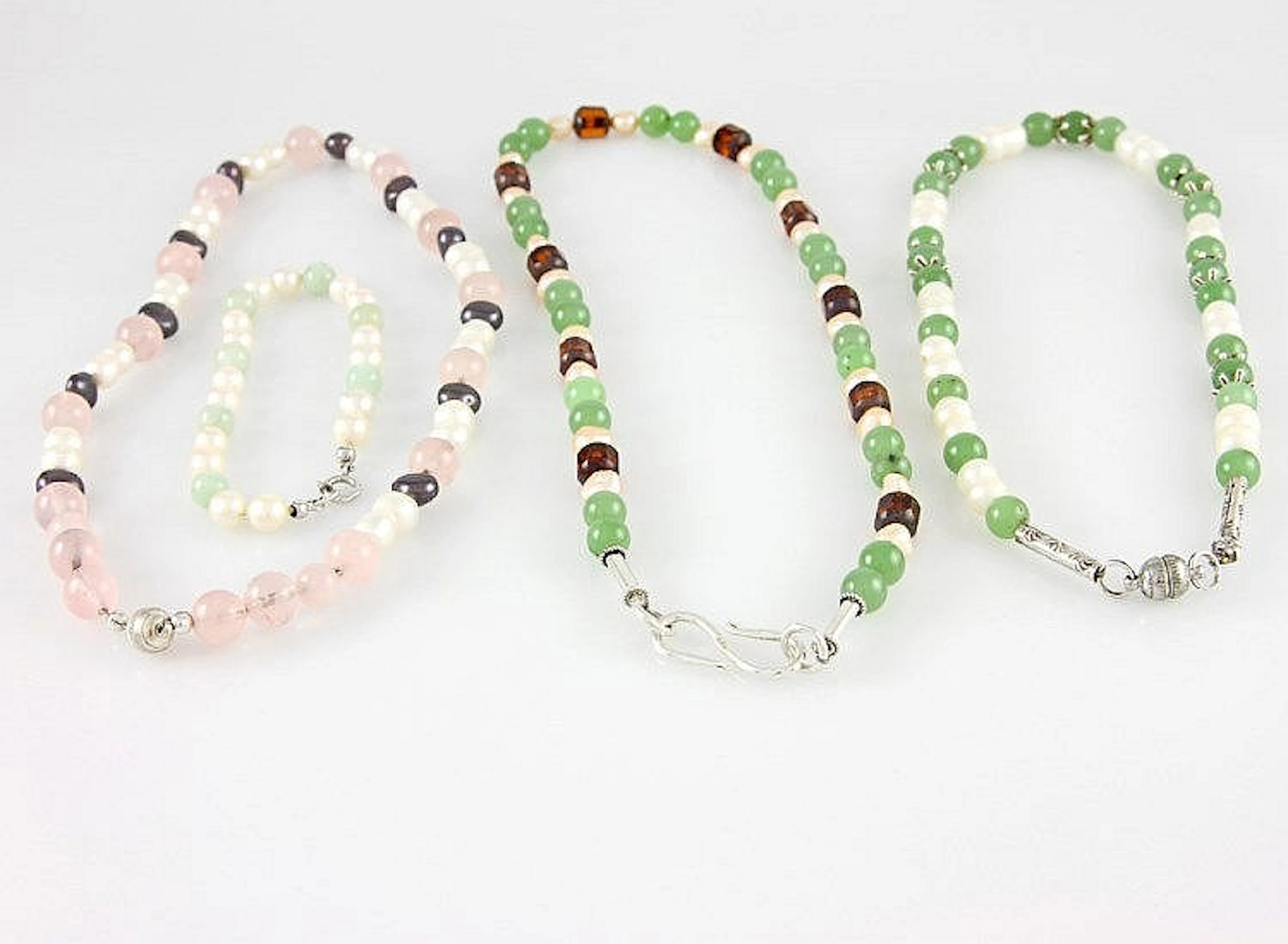 Konvolut: Perl-/ Steinketten: 3 Colliers und 1 Armband mit diversen Steinen: