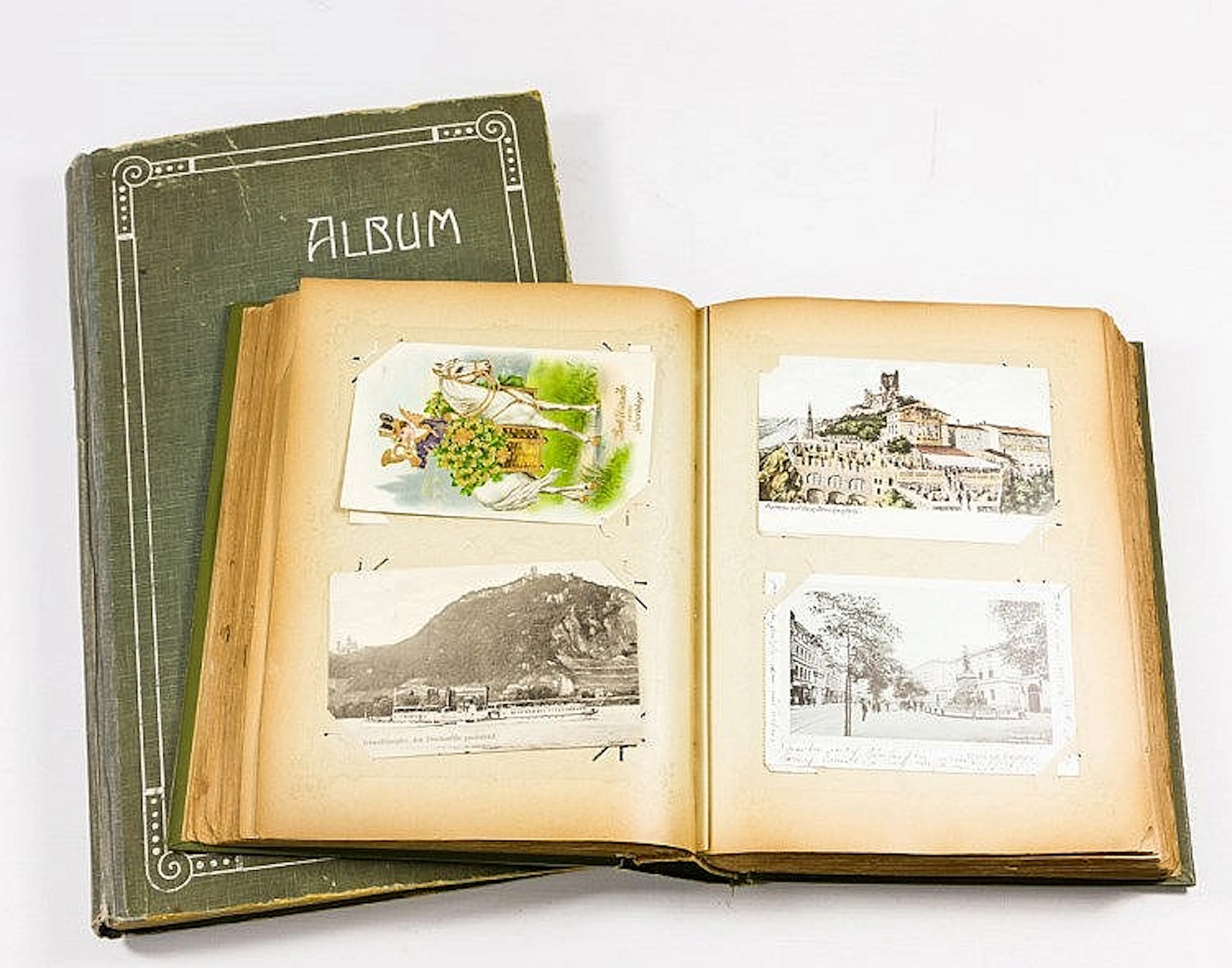 2 historische Alben mit ca. über 400 Postkarten und Fotos,